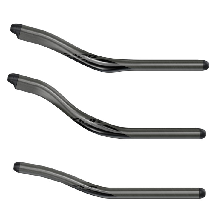 ■サイズ： EVO70… 380mm(ライズ70mm) EVO110…380mm(ライズ110mm) RACE … 380mm(ライズ52mm) ■重量：140g(EVO70)、142g(EVO110)、135g(RACE) ■クランプ径：22.2mm ■JAN： 【710845850790】EVO70 【710845850806】EVO110 【710845850769】RACEZIPP VUKA CARBON EXTENTION カーボンによる造形の自由度で、複雑かつエルゴノミックな形状を取り入れたUDカーボン製エクステンションバー。ライズが大きく快適性に優れたEvoは、グリップ部分を内側に20mmベントさせ先端形状もより空力を意識したデザインとなりました。深い前傾が取れるRaceは従来通りの真円形状を採用。両モデルともSRAM ETAP CLICSの取り付けに最適化されています。