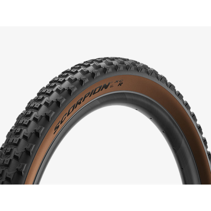 ■サイズ：29×2.2 ■重量：約730g ■ケーシング：120tpi ■コンパウンド：SPEED GRIP ■PRO WALL ■チューブレスレディ ■JAN：【8019227390582】 ※商品のスペック・パッケージ・デザインは予告なく変更される場合がございます。 　予めご了承ください。PIRELLI SCORPION XC R CLASSIC トラクションとブレーキンググリップのために設計された特別なトレッドパターン。 さまざまな地形で妥協のないパフォーマンスを実現するためのトラクションと耐久性が追加されたミディアムプロファイルのトレッドデザイン。 SCORPION XC Rは、フロントにSCORPION XC Mと組み合わせると完璧なリアタイヤになります。