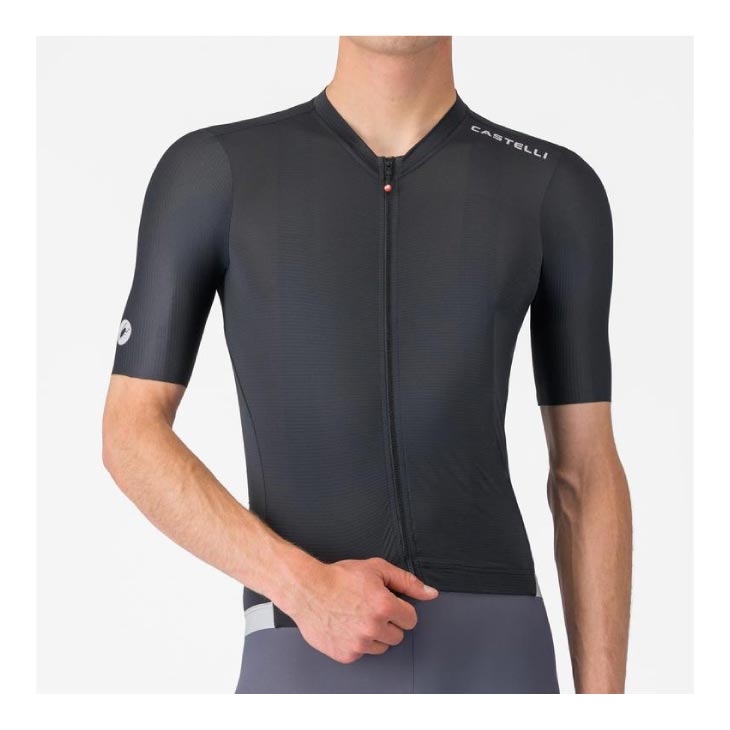 ■カラー：ブラック(010) ■サイズ：S、M、L、XL ■タイトフィット ■温度：18℃-35℃ ------------------------------------ ■JAN： 【】S 【8056006584367】M 【8056006584374】L 【】XL ※商品のスペック・パッケージ・デザインは予告なく変更される場合がございます。 　予めご了承ください。CASTELLI ESPRESSO 2 JERSEY あなたの“お気に入り”が、さらに進化。 Revised & Refined. Version 2.0 - 洗練を重ねた、新たな定番ジャージ。 ・Espresso 2 Jerseyは、従来のEspressoモデルと比べて約0.5サイズ小さめのフィット感です。 ・Castelli開発の Air_O Stretch 素材の高い伸縮性により、通常のCastelliサイズのままで問題ありません。 ・Castelli独自開発のAir_O Stretchファブリックが通気性・快適性・フィット感を高次元で融合 ・生地自体が高い通気性と空力性能を両立 ・袖口はカットオフ仕様で肌への当たりもスムーズ ・背面に3ポケット＋ジッパー付きセキュリティポケットを装備 ・YKK Vislonフルジッパーで着脱もスムーズ ・裾はシリコングリップ付きでズレを防止 ・紫外線カット性能UPF30（紫外線遮蔽率97%）