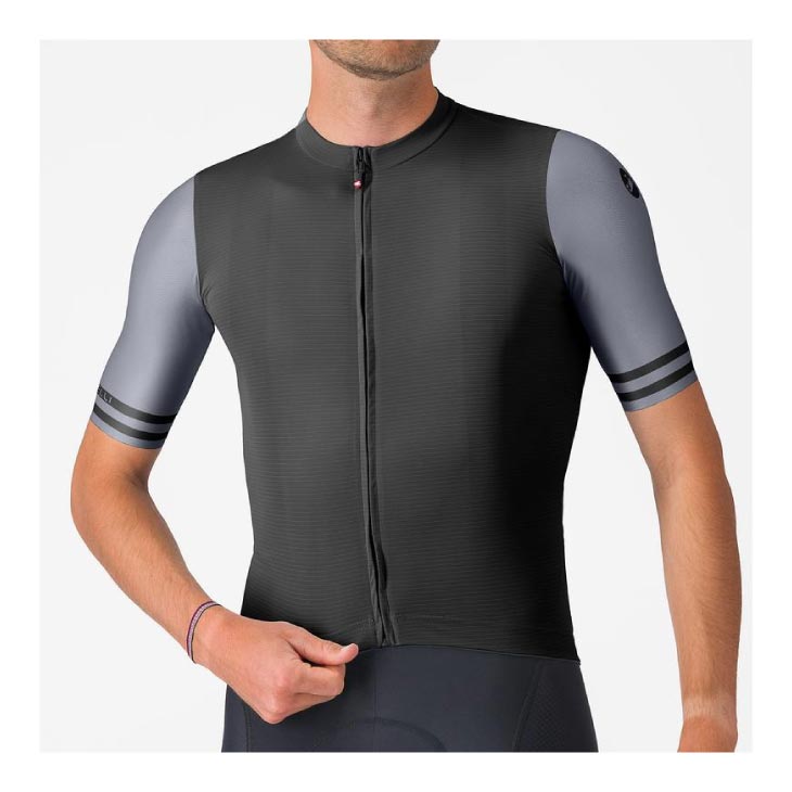■カラー：ブラック(010) ■サイズ：S、M、L、XL ■レギュラーフィット ■温度：18℃-35℃ ------------------------------------ ■JAN： 【】S 【8056006586071】M 【8056006586088】L 【】XL ※商品のスペック・パッケージ・デザインは予告なく変更される場合がございます。 　予めご了承ください。CASTELLI PROLOGO LITE 2 JERSEY あらゆるライドに対応する万能ジャージ。 快適性とスタイルを両立した、理想の一着です。 ・通気性に優れた100%ポリエステル素材（リサイクル糸66%使用） ・カットオフ＆接着仕様の袖口でズレを防止 ・YKK Vislonフルジッパー＋専用スコーピオンジッププルで快適な操作性 ・背面に3ポケット＋ジッパー付きセキュリティポケットを装備 ・シリコングリッパー付きウエストバンドでフィット感をキープ