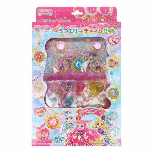 ジュエリーチャームセット アクセサリー わんだふるぷりきゅあ 新女児 プリキュア サンスター文具 デコレーション プレゼント かわいい アニメ毎日使うものだからこそこだわりを 大人可愛い女性向け雑貨大人気のプリキュア新シリーズ[わんだふるぷりきゅあ]から可愛いアイテム登場シールを使ってオリジナルのチャームとブレスレットやネックレスが作れるキット[ジュエリーチャームセット]ストーンつきの豪華なシールとぷっくりホログラムがかわいい仕様の違うシールが2セット入っていますセット内容でネックレス5本、ブレスレット3本が作れます子供用ネックレス40cm/ブレスレット20cm長さの想定パッケージサイズ：約185x260x45mmセット内容:チャームシール1シート/デコレーションシール1シート/ハートチャーム2個/カラーゴム2本/ビーズ8種類合計約300粒/安全パーツ2個/丸リング6個/説明書1枚▼