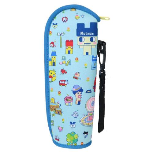 大人気[たまごっち]グッズにまたまた可愛いnewアイテム登場こちらはクッション性のある[ソフトボトルケース]大きく開くから出し入れらくらくステンレスボトルもペットボトルも入る便利なサイズスナップボタンが付いたストラップが付いているのでかばんやベルトに取り付け可能です他にもいろんなグッズがあるのでお気に入りを揃えてくださいサイズ：約100x260x75mm素材：本体(ポリエステル、スチレンブタジエンゴム)/チャック(プラスチック、ニッケル)/ストラップ(PP)ボタンフック(プラスチック)/パイピング(ポリウレタン)