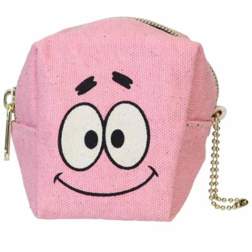 大人気[スポンジボブ]グッズにまたまた可愛いnewアイテム登場こちらはフェイスプリントがかわいい立体型キューブポーチしっかりとしたマチのあるキューブ型で、小物をすっきり収納できます。サニタリー用品やキャンディなどのお菓子、小さなコスメの持ち運びにも便利なサイズ感。ボールチェーン付きなのでかばんなどに付けて持ち運びできます他にも色々なアイテムがあるのでぜひお気に入りを揃えてみてくださいサイズ：約75x75x75mm素材：コットン、ポリエステル