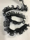 黒無地生地に銀糸の縁取りのフリルです。何列に重ねてつけたり、挟みこんだり、アイディア次第で用途はいろいろです。可愛らしく仕上がります。フリフリで可愛いです。