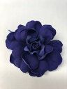 ベラコサージュです。濃いパープルです。全体的に少し小さめですので、ちょっとしたおしゃれが際立ちます。裏側はピン止めのみ付いています。花弁に動きがあって、きれいです。