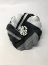 ベラコサージュです。服地を利用したコサージュです。1枚花弁を4枚重ねて作った物で、シンプルですが立体感があり、存在感があります。裏側はピンで止める形です。