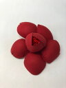 ベラコサージュです。1枚花びらを丸く模った立体的で可愛らしいコサージュです。裏側はピンが付いています。存在感は充分です。