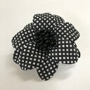 ベラオリジナルコサージュです。小さい花びらを互い違いに組み合わせて立体感を出しています。裏側はピン付です。中心のペップが聞いていて、とても存在感のある一品です。