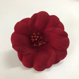 ベラコサージュ 冬用素材で作った物になります 大きな1枚花弁を4枚組み合わせて模った立体感のあるコサージュです 裏側はピンが付いています 