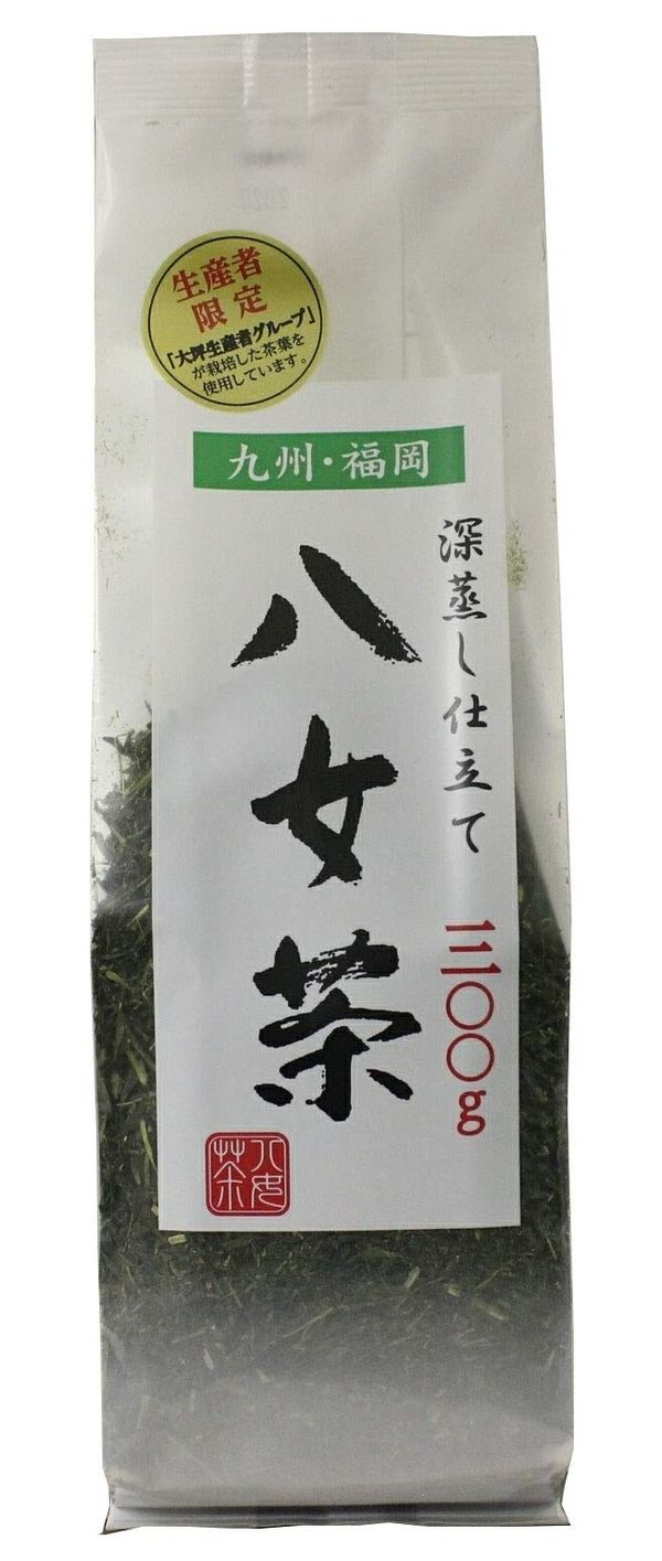 ※他店舗と在庫併用の為、品切れの場合は、ご容赦ください。商品紹介九州は福岡県の 『大坪生産者グループ』 が栽培した、生産者の八女茶(やめちゃ)です。細かい茶葉も入った 「深蒸し仕立て」 ですので見た目は不揃いですが、渋みが少なく濃い味のお茶でございます。深蒸し緑茶とは、生葉を蒸す時間が長い「深蒸し製法」の緑茶です。蒸す時間が長いので茶葉は細かくなりますが、味が濃く渋みの少ないお茶になります。使用方法1. 熱湯(約80℃)を用意します。 2. 茶葉を茶こしに入れて、お湯を注ぎます。 3. 約1〜2分間、蒸らします。【特徴】・原材料:緑茶(福岡県)・商品サイズ(高さx奥行x幅):25cm×11cm×8cm原産国:日本※商品仕様はメーカー都合などにより変更になる場合がございます。最新情報は個別にご確認ください。※他店舗と在庫併用の為、品切れの場合は、ご容赦ください。商品紹介九州は福岡県の 『大坪生産者グループ』 が栽培した、生産者の八女茶(やめちゃ)です。細かい茶葉も入った 「深蒸し仕立て」 ですので見た目は不揃いですが、渋みが少なく濃い味のお茶でございます。深蒸し緑茶とは、生葉を蒸す時間が長い「深蒸し製法」の緑茶です。蒸す時間が長いので茶葉は細かくなりますが、味が濃く渋みの少ないお茶になります。使用方法1. 熱湯(約80℃)を用意します。 2. 茶葉を茶こしに入れて、お湯を注ぎます。 3. 約1〜2分間、蒸らします。【特徴】・原材料:緑茶(福岡県)・商品サイズ(高さx奥行x幅):25cm×11cm×8cm原産国:日本※商品仕様はメーカー都合などにより変更になる場合がございます。最新情報は個別にご確認ください。