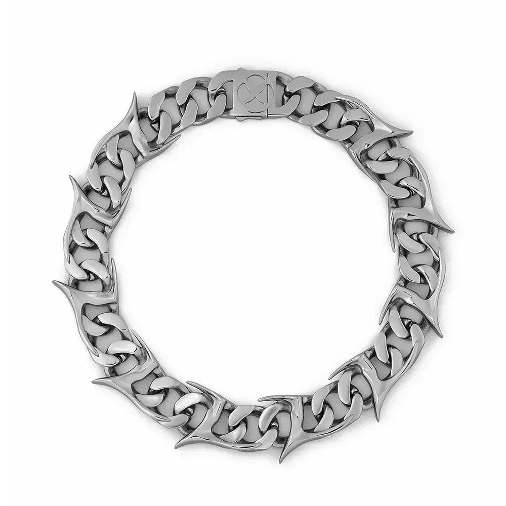 ブランド名 VITALY(バイタリー) カナダ・トロント発のアクセサリーブランド。AIやロボット工学、建築や工業といったその製造プロセスからインスピレーションを得て、先鋭的なコレクションを展開。錆びや変色が無く、リサイクルされた高い耐久性を持つ高品質外科用グレードのステンレス鋼のみを使用。世界で生産される全ての鉄鋼の86％が最終的にリサイクルされる為、VITALYの製品には、高層ビルや橋、自動車部品の残骸が含まれている可能性があり、実験的な工業デザインを実践するアクセサリーブランドとして高いサスティナビリティを実現。環境に配慮したグローバルポリシーに加え、ハイセンスかつジェンダーレスなアイテムは世界各国で高い人気を誇る。 アイテム Necklace(ネックレス) スタイル Mens(メンズ)・Womens(ウィメンズ) 商品説明 ・チェーンネックレス ・ステンレススチールチェーン ・ロゴデザインのレーザーエンボス加工 ・保存箱(シーズンによりパッケージデザインが異なる場合がございます) サイズ ONE-SIZE:45cm 素材 Stainless Steel(ステンレススチール) 生産国 MADE IN CHINA