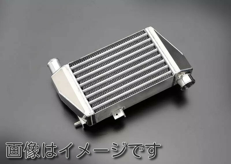 TRUST インタークーラーキットSPEC-K JB23W 後期用 商品内容 JB23W 後期用■製品特徴・純正置き換えタイプのインタークーラー・サイドタンクを板圧2mmの折組構造として 重量軽減を図りました。 ・純正と同じレイアウトにすることで純正部品の再使用効率を 高め、バンパー 脱着やボディー加工等の作業時間短縮と、 コスト削減を可能にします。 商品情報 ■品名 GReddy インタークーラーキットSPEC-K JB23W 後期用 ■メーカー スズキ / SUZUKI ■適合車種 ジムニー ■適合型式 ABA -JB23W ■年式 02.01〜18.07（後期用） ■コアタイプ TYPE35F ■コアサイズ H158/L230/W66 ■取付位置 純正交換 ■コードNo. 12090605 ■定価(税抜) ￥53,000 ■備考 ・4型-10型に対応 ・前置きタイプのオイルクーラーキット（code 12094610）のみ同時装着可能。 注意事項 ●別途送料を頂いております。 (配送業者の指定はお受けできません。) ●離島・海外は発送不可です。 (ご注文があった場合キャンセルとさせていただきます。) ●沖縄県への送料は追加料金がかかります。 ●この商品はメーカー様お取り寄せ品となります。 ●長期欠品の場合2~3カ月程お時間を頂く事がございます。 ●注文後のお客様都合によるキャンセルは致しかねますのでご了承ください。 ●お急ぎの方は購入前にお問い合わせをお願い致します。 ●ご購入前に必ずメーカー様ホームページで商品を確認して下さい。 ●適合・商品詳細に関しましては、メーカー様に直接お問い合わせお願い致します。 ●商品画像はイメージとなります。実際の商品とは異なる場合がございます。予めご了承ください。