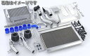 GReddy Vレイアウトキット 商品情報 ■商品 GReddy Vレイアウト インタークーラーレス ■メーカー マツダ / MAZDA ■適合車種 RX-7 ■適合型式 FD3S ■年式 96.01〜02.08 ■ラジエター L631/H355/W48 ■コードNo. 12040710 ■定価(税抜) ￥198,000 ■備考 − 商品説明 ラジエター・ラジエターパイプ・取り付けステー一式・導風板・A/Cパイプ・その他ショートパーツ一式。 従来商品FD3SVレイアウトキットからI/C関係のパーツを抜いたキットです。 注意事項 ●別途送料を頂いております。 (配送業者の指定はお受けできません。) ●個人宅・離島・海外は発送不可です。 (ご注文があった場合キャンセルとさせていただきます。) ●沖縄県への送料は追加料金がかかります。 ●この商品はメーカー様お取り寄せ品となります。 ●長期欠品の場合2~3カ月程お時間を頂く事がございます。 ●注文後のお客様都合によるキャンセルは致しかねますのでご了承ください。 ●お急ぎの方は購入前にお問い合わせをお願い致します。 ●ご購入前に必ずメーカー様ホームページで商品を確認して下さい。 ●発送先が個人宅の場合は発送不可です。業者住所・業者名・業者固定電話の ご入力を必ずお願いします。 ●適合・商品詳細に関しましては、メーカー様に直接お問い合わせお願い致します。 ●商品画像はイメージとなります。実際の商品とは異なる場合がございます。予めご了承ください。