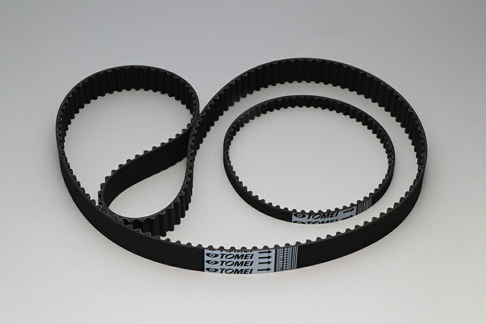 TOMEI BALANCER BELT 4G63 (154101) 商品内容 商品名：BALANCER BELT 4G63 (154101) 適用：- 品番：154101 定価：￥4,000 (税抜) 備考：- FEATURE / SPEC カムシャフト駆動機構としてタイミングベルトは一般的ですが、その仕様は標準エンジンにおいて必要十分である様に設計されています。 しかし、チューニングエンジンにおける高回転での使用やカムのハイリフト化、強化バルブスプリングの組み込みなどによる、伝達トルクの増大や、ターボやエンジン本体、そして冷却装置が発生する熱の中での使用は、ベルトの耐久性を著しく低下させます。 TOMEI強化タイミングベルトは、ゴム成分であるH-NBRラバーとガラス心線を最適化して高強度化すると共に、標準品のナイロン歯布をケブラー繊維（アラミド）に変更して高温時の引っ張り強度を向上させました。 また、ゴム構造内にナイロンミクロファイバーを採用することにより、歯欠寿命がさらに向上しました。 タイミングベルトの基本性能向上を実現し、過酷な条件下でもカムシャフトをクランクシャフトに正確に同期させます。 【寿命比】 切断寿命:3.5倍 – 4倍 耐熱寿命:2.5倍 – 3倍 歯欠寿命:11倍 磨耗寿命:2.5倍 – 3倍 張力保持性：2.5倍 – 4倍 ※一般的な標準ベルトと比較した場合 注意事項 本商品はメーカー様お取り寄せとなります。 メーカー様欠品時2～3ヶ月以上掛かる場合がございます。 納期が長い等の理由でのキャンセルは受け付け出来かねますのでご注意くださいませ。 ※商品画像はイメージとなります。実際の商品とは異なる場合がございます。予めご了承ください。 ※別途送料頂いております。 配送業者の指定はできません。