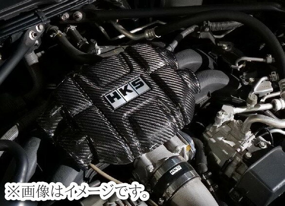 HKS CARBON ENGINE COVER 商品情報 ●メーカー名：SUBARU / スバル ●車種：BRZ ●型式：ZC6 ●エンジン型式：FA20 ●年式：2012/3~ ●メーカー品番：70026-AT013 ●JANコード：4957266254318 ●税抜定価：¥36,000 備考 ●後期型（2016/7~ ・アプライド E 型）以降の MTは適合外。 商品説明 ●軽量・高強度・美観を兼ね備えたオートクレーブ製法によるドライカーボンがエンジンルームをレーシーかつ華やかに彩ります。プリプレグ あらかじめカーボン繊維に熱硬化樹脂を含侵してある を材料とするドライカーボン製であるため、繊維のよれが無く、美しい仕上がりとなります。 【エンジンカバー】 ●純正エンジンカバー に加工し取り付ける ドレスアップパーツ です。 ●綾織カーボンを使用することで、エンジンルーム内の雰囲気を高級感ある見栄えに アップグレード。 ●カバー 中央には誇らしげに輝く HKS エンブレムが存在感をアピール します。 ●純正エンジンカバーに沿うデザインであるため横から見た際の浮きが無いようにしています。 ●水平対向エンジンの躍動感を、ボンネットを開けた瞬間に味わえる形状デザインとなって います。 ●取り付けは、クリップと両面テープでの取り付けとなっています 。 注意事項 ●別途送料を頂いております。 (配送業者の指定はお受けできません。) ●個人宅・離島・海外は発送不可です。 ●この商品はメーカー様お取り寄せ品となります。 ●長期欠品の場合2~3カ月程お時間を頂く事がございます。 ●注文後のお客様都合によるキャンセルは致しかねますのでご了承ください。 ●お急ぎの方は購入前にお問い合わせをお願い致します。 ●ご購入前にメーカー様ホームページで商品を確認して下さい。 ●発送先が個人宅の場合は発送不可です。業者住所・業者名・業者固定電話の ご入力を必ずお願いします。 ●適合・商品詳細に関しましては、メーカー様に直接お問い合わせお願い致します。 ●商品画像はイメージとなります。実際の商品とは異なる場合がございます。予めご了承ください。