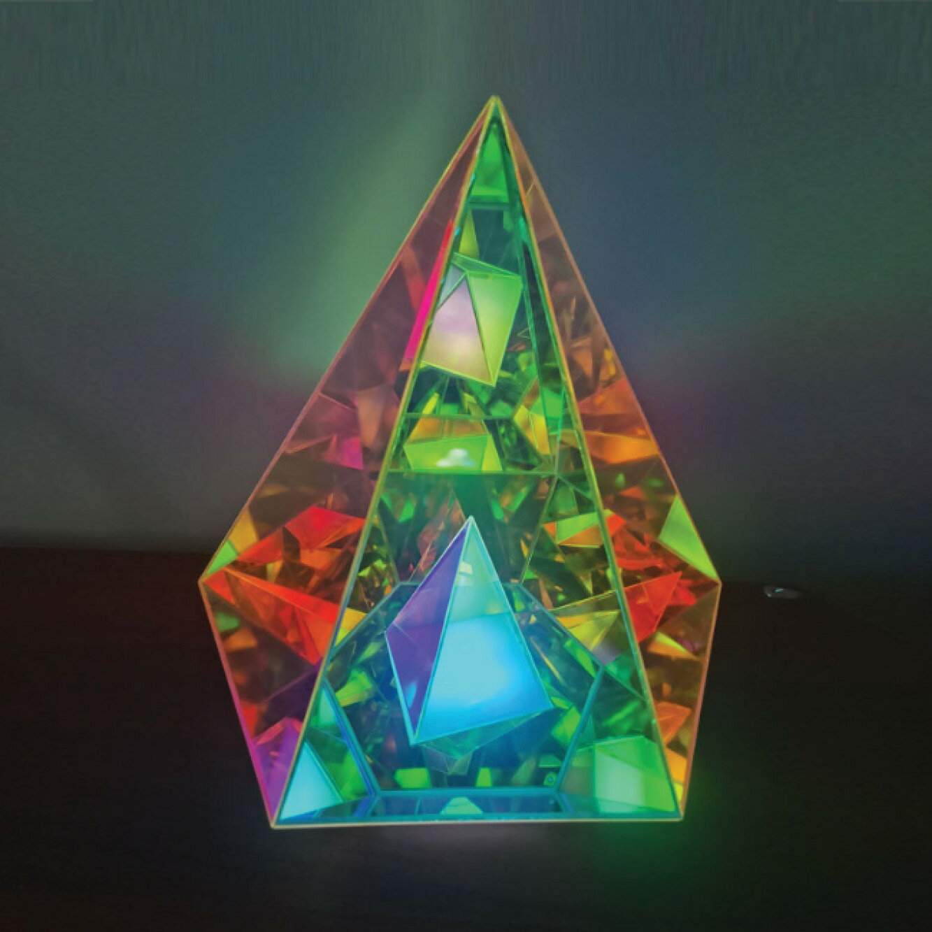 【ピラミッド】VeroMan ランプ ライト テーブルライト 卓上ライト ピラミッド ポリゴン ステンドグラス オシャレ レトロ アンティーク 韓国インテリア