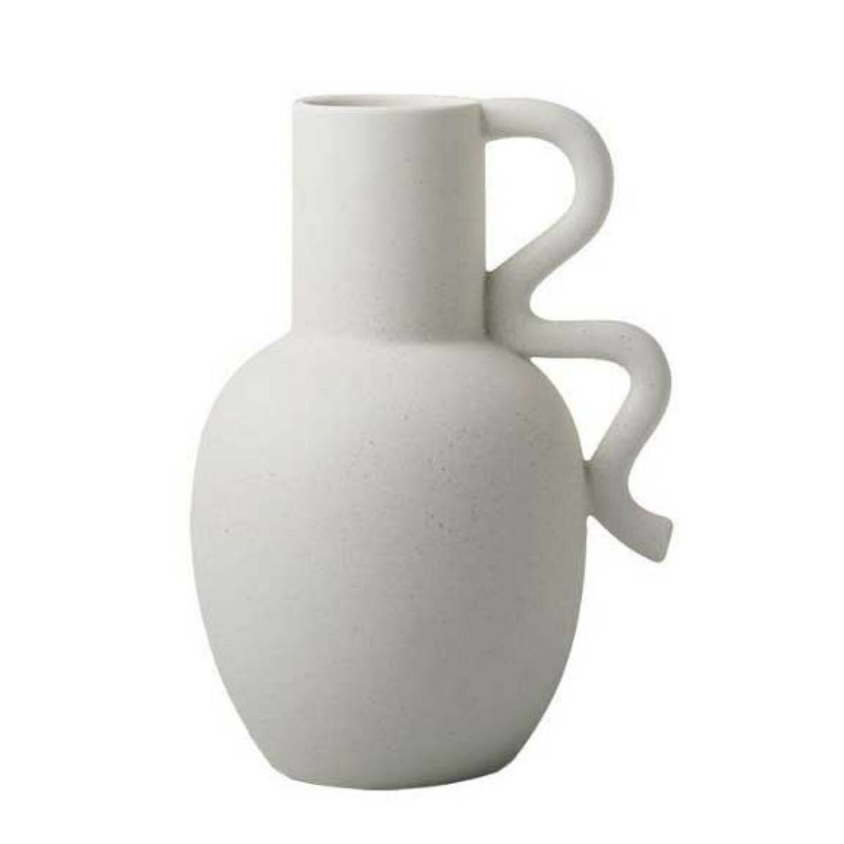 商 品 詳 細 ブランド VeroMan セット内容 花瓶 1点 素材 セラミックス　 サイズ 幅12.2cm 高さ20.6cm カラー ・ホワイト 特徴 ・質感の高いセラミックス素材を使用した、モダンな花瓶です。 ・ソフトでナチュラルな色合いが特徴的です。 ・高級感がありつつ、空間に優しさをプラス。 ・プレゼント/ギフトとしても喜ばれること間違いなし！ ・洗いやすく、長く使える高品質なセラミックス花瓶。 検索キーワード カフェ ダイニング デスクトップ デスク テーブル 出窓 窓 エレガント シンプル モダン アンティーク おしゃれ ホテル ラウンジ ホワイト セラミックス インテリア インテリアデザイン 空間 空間デザイン 韓国インテリア 検索ハッシュタグ #1341799 ※商品はモニターの発色によって実際のものと色が異なる場合がございます。 ※仕様・デザインは予告なく変更することがあります。商 品 詳 細 ブランド VeroMan セット内容 花瓶 1点 素材 セラミックス　 サイズ 幅12.2cm 高さ20.6cm カラー ・ホワイト 特徴 ・質感の高いセラミックス素材を使用した、モダンな花瓶です。 ・ソフトでナチュラルな色合いが特徴的です。 ・高級感がありつつ、空間に優しさをプラス。 ・プレゼント/ギフトとしても喜ばれること間違いなし！ ・洗いやすく、長く使える高品質なセラミックス花瓶。 検索キーワード カフェ ダイニング デスクトップ デスク テーブル 出窓 窓 エレガント シンプル モダン アンティーク おしゃれ ホテル ラウンジ ホワイト セラミックス インテリア インテリアデザイン 空間 空間デザイン 韓国インテリア 検索ハッシュタグ #1341799 ※商品はモニターの発色によって実際のものと色が異なる場合がございます。 ※仕様・デザインは予告なく変更することがあります。