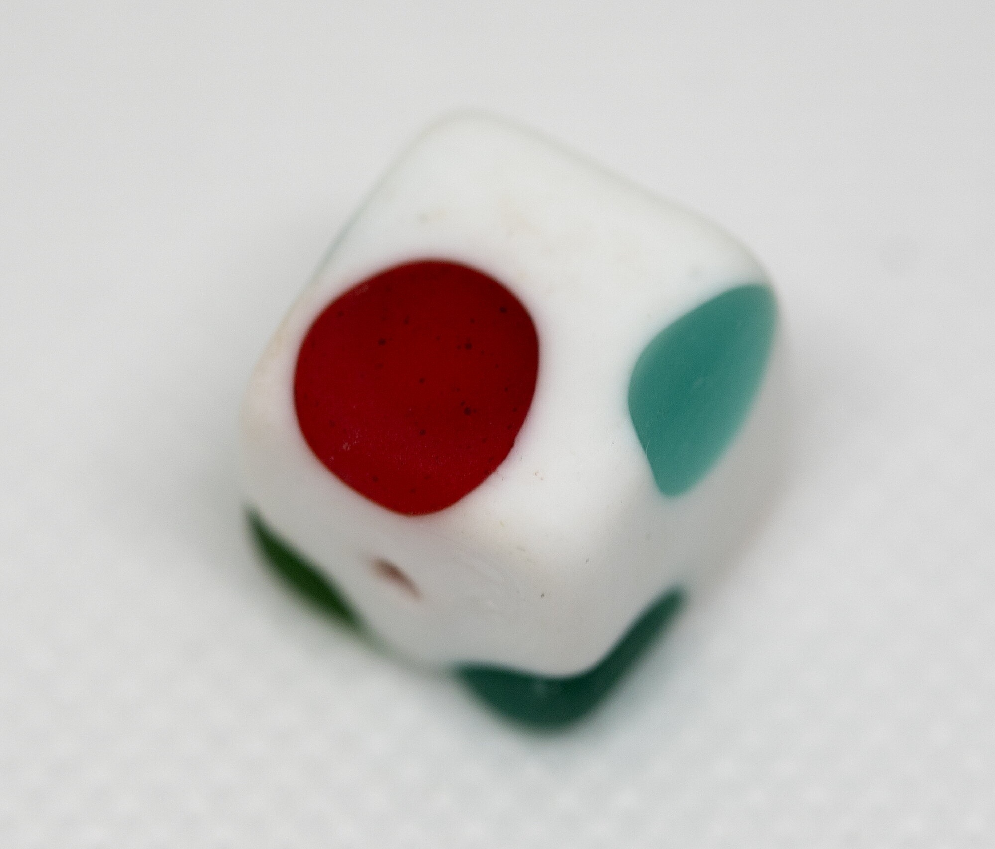 商品情報サイズ12ミリ×12ミリ素材ガラス注意点モニターの発色具合により色合いが異なる場合がございます。ベネチアンビーズ アルレッキーノ ダード マットビアンコ ビーズストーン ビーズアクセサリー カーニバルの道化師の衣装をモチーフにした、色とりどりの水玉の入ったキューブ型のビーズ。ひとつとして同じものはありません。 5