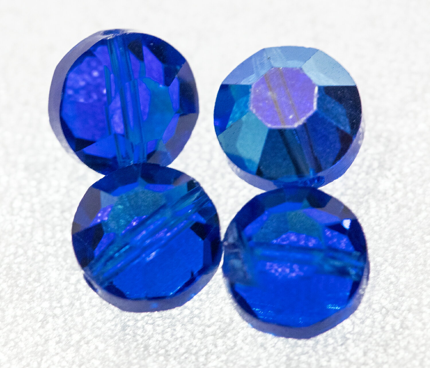 商品情報サイズ7ミリ素材ガラス注意点モニターの発色具合により色合いが異なる場合がございます。ヴィンテージスワロフスキーについて・約25年前、ヴェネツィアの工房ジョリーのオーナーであるモニカ氏から、彼女の祖父の時代からの在庫を譲り受けたものです。・製造年代の詳細はわかりませんが、品名（スターライト、カージナル等）から古いものであること、D.S.＆Co.はSWAROVSKIの表示より古いものであることが窺えます。・長年、自分の作品に使用してきましたが、5100番台、5101番台を使いやすい小分けにして（可能なものは箱入りの状態で）販売いたします。・現代のものと異なり、オーロラやコーティングは片面だけに施してあります。・5101番は5100番と似た形状ですが、コロンとした厚みがあります。・ヴィンテージを強調するものではありませんが、宝石と違って、散失しやすいガラスビーズが時の流れを超えて存在していることと、純粋のその美しさを楽しんで頂ければと思います。ヴィンテージ スワロフスキー ビーズ カプリブルーAB #5100 7ミリ 4個 ビーズパーツ アクセサリーパーツ スワロ 色数は少ないですが、希少な7ミリのビーズです。「カージナル」はタンザナイトABに近い色です。 5