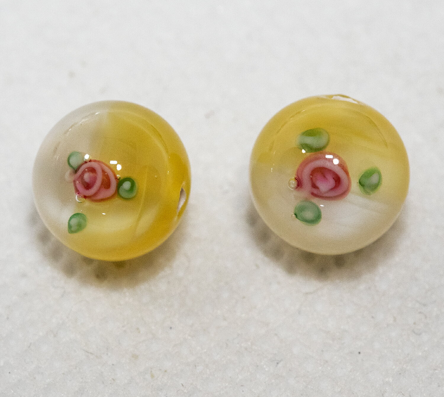 ボヘミアンビーズ チェコローズ ツートン イエロー＆ホワイト 10ミリ 2個 チェコビーズ ビーズパーツ アクセサリーパーツ