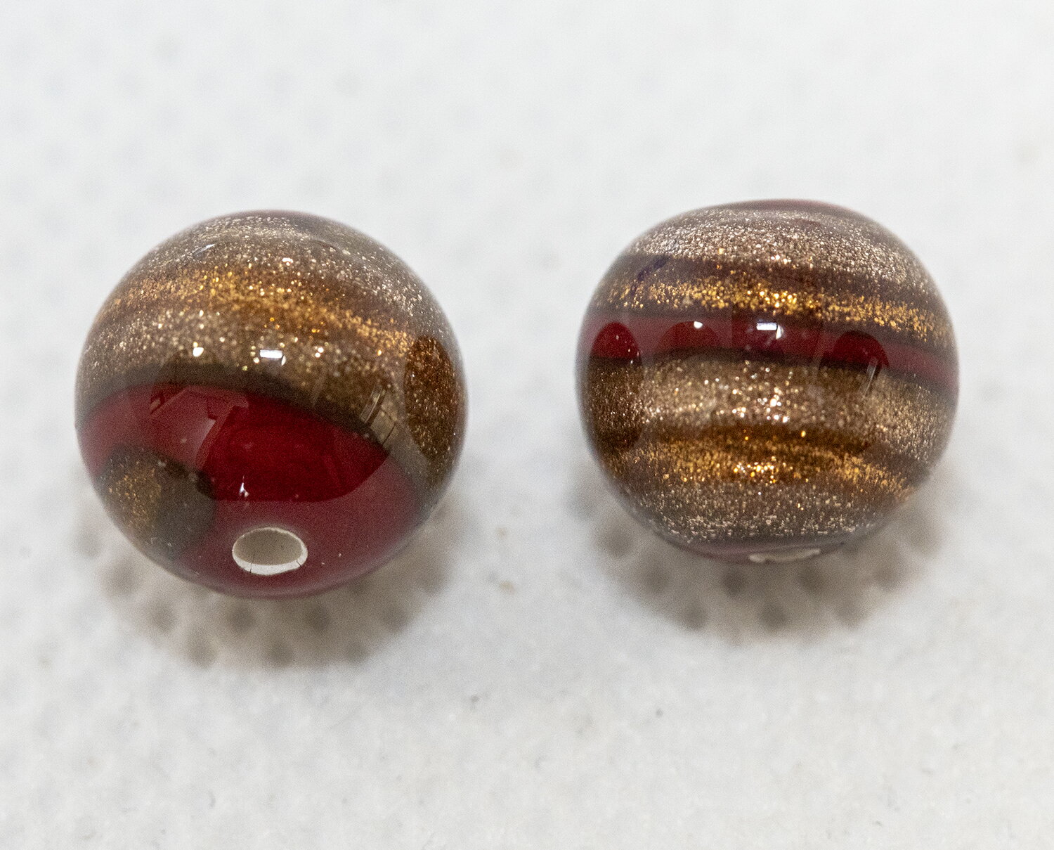 商品情報サイズ10ミリ素材ガラス注意点モニターの発色具合により、色合いが異なる場合がございます。ジュピター 10ミリ 2個入り レッド チェコビーズ ボヘミアンビーズ ビーズパーツ アクセサリーパーツ マットなガラスの上に、トパーズとアヴェ...