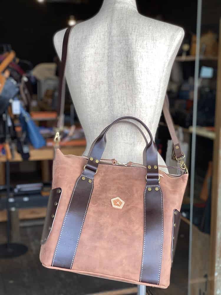 【Ain Soph（アインソフ）】オイルワックス焦がし/パラフィン加工牛革・3way横型レザートートバッグ※2本の付属肩ベルトを使えばリュックや肩掛けショルダーにもなります（ASE1682-HP）3wayトート メンズ/レディース【レザーバッグ革財布専門店Vertigo/ヴァーティゴ】のサムネイル