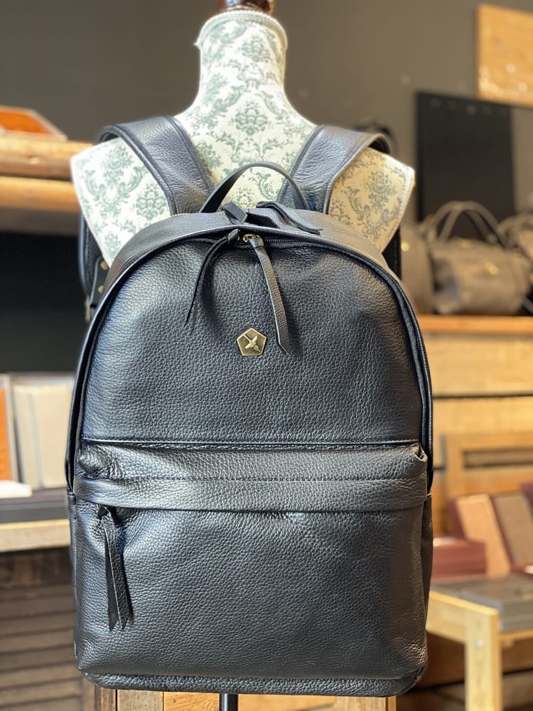 【Ain Soph（アインソフ）】撥水/防水&ミーリング加工牛革・ブラックレザーリュックサック※牛ヌメ革付属の持ち手付き・背面メッシュ＆キャリーオンベルト付き（ASC1804-WSK）ブラックレザーシリーズ　メンズ/レディース【レザーバッグ革財布専門店Vertigo/ヴァーティゴ】のサムネイル