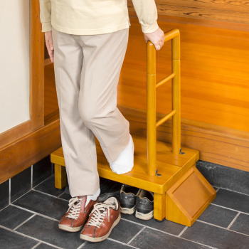 【大感謝祭連動2点購入P5倍,3点で10倍!&最大P55.5倍※買周+SPU+独自P】手すり付き 踏み台 ステップ台 玄関台 幅60cm VERSOS 手すり付玄関台 60cm VS-RF601 ベルソス 送料無料【SP】