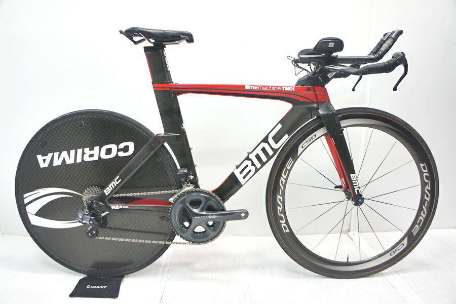 自転車基本情報 商品名 ビーエムシー BMC TIMEMACHINE TM01 ULTEGRA 電動Di2 2014年 トライアスロン TTバイク Sサイズ 2×11速自転車種その他自転車年式2014年参考価格-フレーム素材カーボンメーカーサイズS適正身長165-170cm（あくまで目安です）ヘッドチューブ97mm（実寸）シートチューブ503mm（C-T実寸）トップチューブ504mm（C-C実寸）重量7.8kgクランクULTEGRA FC-6800（左側4iii プレシジョンパワーメーター） / 52-36T / 165mm変速レバーSHIMANO SW-9071 ST-6871 / 2×11速フロントディレイラーULTEGRA FD-6870 Di2リアディレイラーULTEGRA RD-6870 Di2スプロケットULTEGRA CS-6800 / 11-25Tブレーキキャリパー純正ホイールフロント：WH-9000 C50 リア：CORIMAステム90mmハンドルPROFILE DESIGN / 400mmシートポストBMCサドルSPECIALIZED SITERO状態レベル中古：D（強い使用感あり/目立つキズ、ヨゴレ、サビなど）状態説明こちらの自転車は以下の確認を行っております。 変速：正常に動作します。 ブレーキ：正常に動作します。 タイヤ：パンクはしておりません。タイヤは消耗品の為、現状品扱いとなります。ホイールに走行に支障ない程度のフレが少々あります。リアホイールにバランスウェイトが付いています。 フレーム、その他外観：サドルの取り付けのボルト類が純正外のものが含まれており、ややぐらつきがあります。また破れがあります。クランクに擦れ、クランク付近のフレームにチェーン落ちがあります。アジャスターボルトが加水分解しておりベタつきがあります。バーテープが劣化しており、交換推奨です。ボルト類に一部錆びがあります。フレーム、パーツ各所に使用に伴うキズ、汚れがあり使用感のある車体です。 上記以外の確認とメンテナンスは行っておりません。 付属品：充電ケーブル※ペダルは付属いたしません。別途ご用意下さい。 画像に無いキズや汚れもございます。 ※出品後に店頭にて展示しておりますので展示キズがございます。 ※ペダルなどの付属品に関しては写真に写っているものですべてとなりますのでご了承ください。商品説明BMC（ビーエムシー）TIMEMACHINE TM01 2014年モデルの中古品です。メーカーBMC (ビーエムシー)モデル名TIMACHINE TM01 (-)商品コードcpf-2607241002-bi-006400799発送元本商品は、「サイクルパラダイス福岡　ネット店」より発送いたします。【重要なご案内】ご購入前に必ずお読みください。本商品は通販・配送専用商品です。店頭での商品確認や店頭お渡しができないお品となります。ご質問は、「商品についてのお問い合わせ」欄よりお送りくださいませ。お電話やメールなどで直接頂いたお問い合わせはご返信ができません。また、ご質問の内容によってはご返答できない場合がございます。予めご了承下さい。ご購入後48時間以内のお支払いお手続きをお願いしております。(期限を過ぎますとキャンセルとさせて頂きます。)