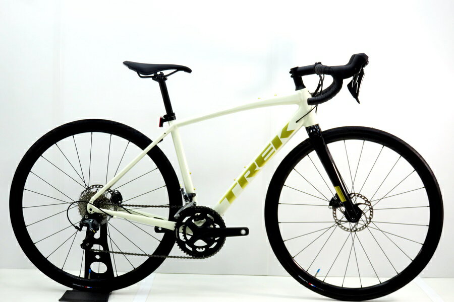 自転車基本情報 商品名 トレック TREK ドマーネ DOMANE AL4 2023年モデル アルミ ロードバイク 52サイズ 2×10速 エラホワイト自転車種ロードバイク年式2023年参考価格252,890円フレーム素材アルミメーカーサイズ52適正身長166cm-172cm（あくまで目安です。）ヘッドチューブ14mm（実寸）シートチューブ475mm（C-T実寸）トップチューブ510（ホリゾンタル換算530）mm（C-C実寸）重量10.52kgクランクFSA OMEGA / 50-34T / 170mm変速レバーSHIMANO Tiagra ST-4720フロントディレイラーSHIMANO Tiagra FD-4700 / 2速リアディレイラーSHIMANO Tiagra RD-4700 / 10速スプロケットSHIMANO CS-HG500-10 / 11-32TブレーキキャリパーSHIMANO Tiagra BR-4770ホイールBONTRAGER PARADIGM / 700×32ステムBONTRAGER / 90mmハンドルBONTRAGER COMP / 400mmシートポストBONTRAGER サドルBONTRAGER VERSE COMP状態レベル中古：B（使用感少な目/小キズ、ヨゴレ少々）状態説明クランク、シートポスト、ステム、ホイール、シートチューブ、チェーンステー、フォークなどに傷、その他小傷程度の比較的状態の良いお品になります。 当ストアから出品している車体は全て展示品の為、掲載にない傷等つくことがございますので予めご了承下さいませ。 お写真に掲載の場合を除き、基本的にはペダルは付属しておりません。 　お手数ではございますが別途ご用意の程お願いいたします。 ◇付属品に関しましてはお写真に掲載のお品物のみとなります。 　掲載に無いお品物の付属はいたしませんため、ご注意ください。 こちらの車体は簡易点検の後、出荷しております。 ご乗車前に、お近くの自転車店様、もしくはご自身にて 最終調整、メンテナンス作業を行っていただきますよう お願いいたします。 走行距離につきましては商品の特性上、お答えができません。予めご了承お願いいたします。 ◇完成車は前輪を外した状態でステムやハンドル部分を緩め角度を変えて梱包させていただいています。 お品物到着の際は軽度の組付けや、調節・調整が必要となり、自転車組立の知識が必要となります。予めご了承ください。 当店発行の販売証明書をお付けいたしますので、防犯登録の際にご利用下さい。 ご入金から発送までに3～7日程度いただいておりますのでご了承お願いいたします。◇一部の商品に関しまして、北海道・沖縄・離島への配送をお受けできない場合がございます。その際は誠に恐れ入りますが当店にてご注文確認後にご連絡させていただき、ご注文はキャンセルさせていただきます。また、その確認の為、出荷までお時間をいただく場合がございます。予めご了承下さいませ。商品説明TREK DOMANE AL4 2023年モデルになります。最先端のアルミフレームによるスムーズで快適な走りを、高品質パーツのパフォーマンスと融合させている。アップグレードしたドライブトレインに油圧式ディスクブレーキを組み合わせ、グループライドやレースといったハイペースのライドに適しています。メーカーTREK (トレック)モデル名DOMANE AL4 (ドマーネ AL4)商品コードcpj-23123002-bi-003100186発送元本商品は、「サイクルパラダイス山口　ネット店」より発送いたします。【重要なご案内】ご購入前に必ずお読みください。本商品は通販・配送専用商品です。店頭での商品確認や店頭お渡しができないお品となります。ご質問は、「商品についてのお問い合わせ」欄よりお送りくださいませ。お電話やメールなどで直接頂いたお問い合わせはご返信ができません。また、ご質問の内容によってはご返答できない場合がございます。予めご了承下さい。ご購入後48時間以内のお支払いお手続きをお願いしております。(期限を過ぎますとキャンセルとさせて頂きます。)