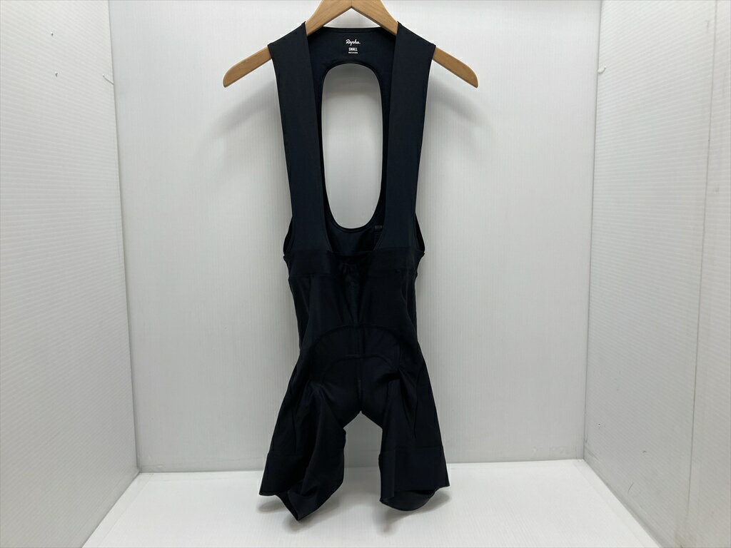 自転車基本情報 商品名 Rapha ラファ コア ビブショーツ CORE BIB SHORTS Sサイズ ブラック 黒 サイクルウェア レーサーパンツ商品種類ウェア参考価格18,500円重量-状態レベル中古：D（強い使用感あり/目立つキズ、ヨゴレ、サビなど）状態説明全体的にシワ、毛羽立ち、糸ホツレ、スレがございます。着用に伴う小さな汚れ、引っかき傷はございますが、大きな傷みは見受けられないお品物になります。商品説明Rapha ラファ コア ビブショーツ CORE BIB SHORTS Sサイズ ブラック 黒 サイクルウェア レーサーパンツになります。 表記サイズ：SMALL※性別表記がない場合正確に判断出来ないため、実寸サイズをご参考ください。 実寸サイズ ウエストあたり：約32cm 股下：約23cm ※平置き実寸による数値を記しています。 およその数値であることをご了承お願いします。 ・掲載写真について、撮影時や視聴環境によって色の映りが本体と違う場合がございます。 ・中古品の為、画像では映りきらない傷汚れ等もある場合がございます。予めご了承ください。メーカーRapha (ラファ)モデル・型番CORE BIB SHORTS (コアビブショーツ)商品コードcpj-24020165-pa-003100661発送元本商品は、「サイクルパラダイス山口　ネット店」より発送いたします。【重要なご案内】ご購入前に必ずお読みください。本商品は通販・配送専用商品です。店頭での商品確認や店頭お渡しができないお品となります。ご質問は、「商品についてのお問い合わせ」欄よりお送りくださいませ。お電話やメールなどで直接頂いたお問い合わせはご返信ができません。また、ご質問の内容によってはご返答できない場合がございます。予めご了承下さい。ご購入後48時間以内のお支払いお手続きをお願いしております。(期限を過ぎますとキャンセルとさせて頂きます。)