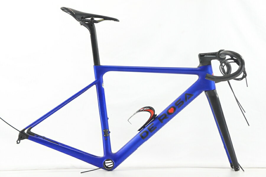 自転車基本情報 商品名 デローザ DE ROSA メラク MERAK 2021年 カーボン ロードバイク フレーム 46サイズ ディスク 12x100/142mm 700C自転車種フレーム（ロード）年式2021年参考価格533,500円（フレームセット販売価格）フレーム素材カーボンメーカーサイズ46適正身長160cm - 170cm (あくまで目安です)ヘッドチューブ115mmシートチューブ460mmトップチューブ518mm重量2.38kgクランク-変速レバー-フロントディレイラー-リアディレイラー-スプロケット-ブレーキキャリパー-ホイール-ステムFSA ACRハンドルFSA K-FOERCEシートポストDEROSA 039ERサドルSELLE ITALIA SLR状態レベル中古：C（使用感あり/キズ、ヨゴレあり）状態説明チェーンステイ・シートポスト・シートチューブ・フォーク・ステム・ダウンチューブ・サドルなど各所にキズ、汚れがあり、使用感の感じられるお品物となります。 目視・触診ではクラックなどの使用に差し障るダメージは見受けられません。 付属のホース・ワイヤーに関しましては、おまけ程度（ジャンク）としてお考え下さい。 ◇付属品に関しましてはお写真に掲載のお品物のみとなります。 　掲載に無いお品物の付属はいたしませんため、ご注意ください。商品説明DEROSA(デローザ) MERAK 2021年モデル フレームセットの中古品となります。 コラム径：28.6mm OS アヘッド BB規格：プレスフィット シートポスト：専用 対応ブレーキ：フラットマウントディスク 対応FD：直付け エンド幅：12x100/142mm スルーアクスル ◇こちらの商品はサイクルパラダイス大阪（ネット専売店）の在庫商品となります。 　通販・配送専用商品となり、店頭でのお渡しができない商品となります。メーカーDE ROSA (デローザ)モデル名MERAK (メラク)商品コードcpo-2311092303-fr-038600006発送元本商品は、「サイクルパラダイス大阪　ネット店」より発送いたします。【重要なご案内】ご購入前に必ずお読みください。本商品は通販・配送専用商品です。店頭での商品確認や店頭お渡しができないお品となります。ご質問は、「商品についてのお問い合わせ」欄よりお送りくださいませ。お電話やメールなどで直接頂いたお問い合わせはご返信ができません。また、ご質問の内容によってはご返答できない場合がございます。予めご了承下さい。ご購入後48時間以内のお支払いお手続きをお願いしております。(期限を過ぎますとキャンセルとさせて頂きます。)