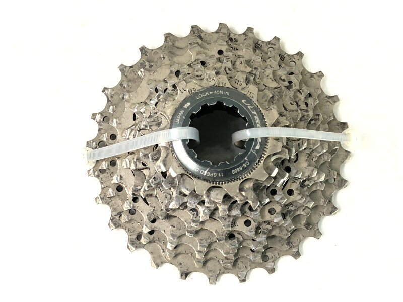 自転車基本情報 商品名 シマノ SHIMANO アルテグラ ULTEGRA CS-6800 11-28T スプロケット 〇商品種類スプロケット参考価格-重量-状態レベル中古：D（強い使用感あり/目立つキズ、ヨゴレ、サビなど）状態説明目立つ傷や擦れ傷、汚れがあります。 使用感があり、歯のチェーンアタリ、ロックリングの多少の変形、全体的な汚れがあります。cps-2608024005-pa-037683811※付属品に関しては写真に写っているものですべてとなります。商品説明シマノ SHIMANO アルテグラ ULTEGRA CS-6800 11-28T スプロケット です。メーカーSHIMANO (シマノ)モデル・型番ULTEGRA CS-6800 11-28T (アルテグラ)商品コードcps-2608024005-pa-037683811発送元本商品は、「サイクルパラダイス東京　ネット店」より発送いたします。【重要なご案内】ご購入前に必ずお読みください。本商品は通販・配送専用商品です。店頭での商品確認や店頭お渡しができないお品となります。ご質問は、「商品についてのお問い合わせ」欄よりお送りくださいませ。お電話やメールなどで直接頂いたお問い合わせはご返信ができません。また、ご質問の内容によってはご返答できない場合がございます。予めご了承下さい。ご購入後48時間以内のお支払いお手続きをお願いしております。(期限を過ぎますとキャンセルとさせて頂きます。)