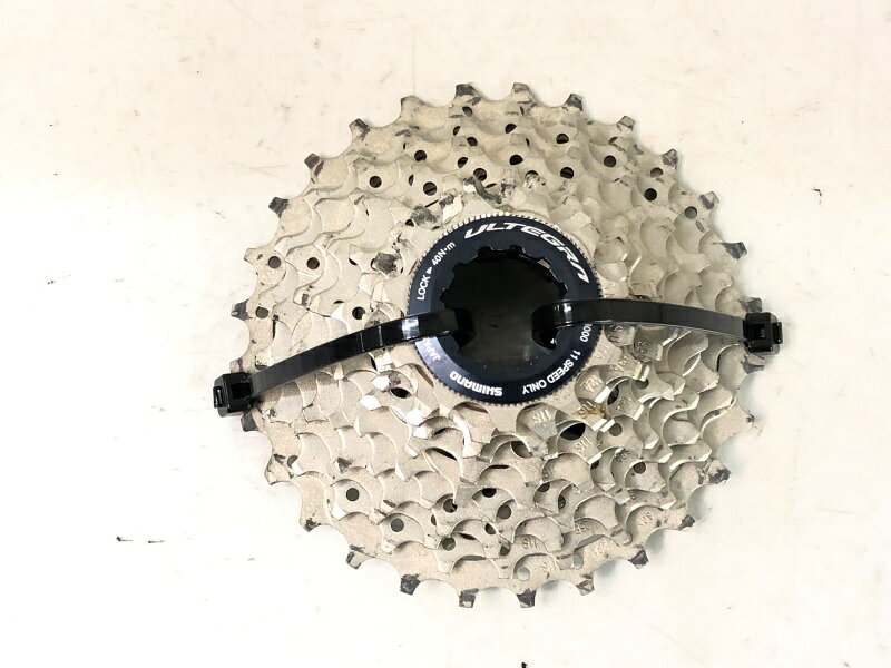 自転車基本情報 商品名 シマノ SHIMANO アルテグラ ULTEGRA CS-R8000 11-28T スプロケット 〇商品種類スプロケット参考価格-重量-状態レベル中古：B（使用感少な目/小キズ、ヨゴレ少々）状態説明小傷や擦れ傷、汚れはありますが、比較的目立った大きな傷の少ない美品商品です。 使用感がややあり、歯のチェーンアタリ、多少の汚れが見られます。※付属品に関しては写真に写っているものですべてとなります。商品説明シマノ SHIMANO アルテグラ ULTEGRA CS-R8000 11-28T スプロケット です。メーカーSHIMANO (シマノ)モデル・型番ULTEGRA CS-R8000 11-28T (アルテグラ)商品コードcps-2608084022-pa-037603200発送元本商品は、「サイクルパラダイス東京　ネット店」より発送いたします。【重要なご案内】ご購入前に必ずお読みください。本商品は通販・配送専用商品です。店頭での商品確認や店頭お渡しができないお品となります。ご質問は、「商品についてのお問い合わせ」欄よりお送りくださいませ。お電話やメールなどで直接頂いたお問い合わせはご返信ができません。また、ご質問の内容によってはご返答できない場合がございます。予めご了承下さい。ご購入後48時間以内のお支払いお手続きをお願いしております。(期限を過ぎますとキャンセルとさせて頂きます。)