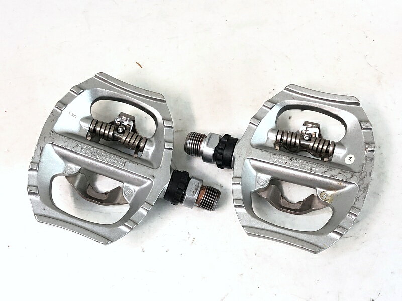 自転車基本情報 商品名 シマノ SHIMANO SPDペダル PD-A530 ビンディングペダル 〇商品種類ペダル参考価格-重量-状態レベル中古：B（使用感少な目/小キズ、ヨゴレ少々）状態説明使用感がややあり、踏み面、サイドの小傷、全体的な汚れがあります。cps-2606124014-pa-037683069小傷や擦れ傷、汚れはありますが、比較的目立った大きな傷の少ない美品商品です。※付属品に関しては写真に写っているものですべてとなります。商品説明シマノ SHIMANO SPDペダル PD-A530 ビンディングペダル です。メーカーSHIMANO (シマノ)モデル・型番PD-A530 (SPDペダル)商品コードcps-2606124014-pa-037683069発送元本商品は、「サイクルパラダイス東京　ネット店」より発送いたします。【重要なご案内】ご購入前に必ずお読みください。本商品は通販・配送専用商品です。店頭での商品確認や店頭お渡しができないお品となります。ご質問は、「商品についてのお問い合わせ」欄よりお送りくださいませ。お電話やメールなどで直接頂いたお問い合わせはご返信ができません。また、ご質問の内容によってはご返答できない場合がございます。予めご了承下さい。ご購入後48時間以内のお支払いお手続きをお願いしております。(期限を過ぎますとキャンセルとさせて頂きます。)