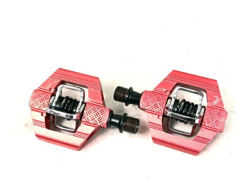 自転車基本情報 商品名 クランクブラザーズ CRANK BROTHERS SPDペダル CANDY2 ビンディングペダル商品種類ペダル参考価格-重量-状態レベル中古：B（使用感少な目/小キズ、ヨゴレ少々）状態説明使用感がややあり、多少の小傷、汚れが見られます。小傷や擦れ傷、汚れはありますが、比較的目立った大きな傷の少ない美品商品です。※付属品に関しては写真に写っているものですべてとなります。商品説明クランクブラザーズ CRANK BROTHERS SPDペダル CANDY2 ビンディングペダル です。メーカーCRANK BROTHERS (クランクブラザーズ)モデル・型番CANDY2 (SPDペダル)商品コードcps-2606284012-pa-037677225発送元本商品は、「サイクルパラダイス東京　ネット店」より発送いたします。【重要なご案内】ご購入前に必ずお読みください。本商品は通販・配送専用商品です。店頭での商品確認や店頭お渡しができないお品となります。ご質問は、「商品についてのお問い合わせ」欄よりお送りくださいませ。お電話やメールなどで直接頂いたお問い合わせはご返信ができません。また、ご質問の内容によってはご返答できない場合がございます。予めご了承下さい。ご購入後48時間以内のお支払いお手続きをお願いしております。(期限を過ぎますとキャンセルとさせて頂きます。)