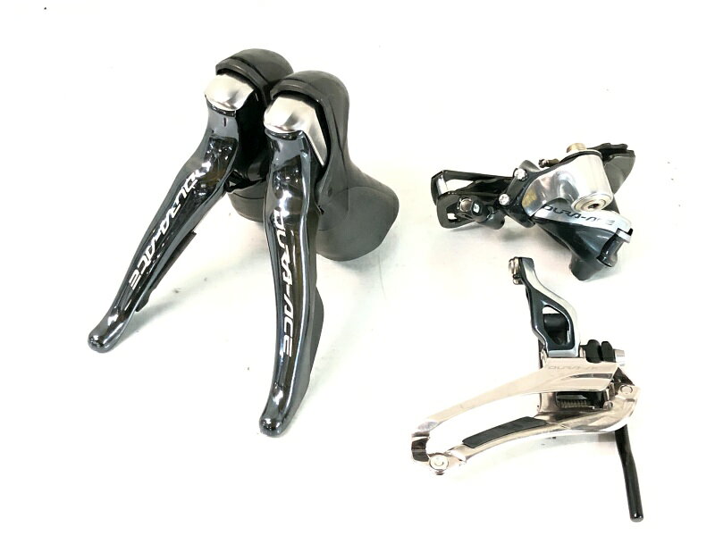 自転車基本情報 商品名 訳アリ シマノ SHIMANO デュラエース DURA-ACE ST-9000 2x11S FD-9000 RD-9000 - 機械式 リムブレーキ コンポセット 〇商品種類コンポセット参考価格-重量-状態レベル中古：C（使用感あり/キズ、ヨゴレあり）状態説明使用感があり、STIレバーのキズ、FDのチェーンアタリ、RDのサイドヒットの痕、全体的な汚れがあります。 STIレバーの内部グリスの固着があり、ラチェットの戻りが悪く、空打ちする症状があり、OHなどの対策が必要なため、訳アリとなります。使用に伴う傷や擦れ傷、汚れがあります。※付属品に関しては写真に写っているものですべてとなります。商品説明シマノ デュラエース DURA-ACEST-9000 2x11S-FD-9000RD-9000--機械式 コンポセット です。メーカーSHIMANO (シマノ)モデル・型番リムブレーキ (デュラエース DURA-ACE)商品コードcps-2609084004-pa-037620834発送元本商品は、「サイクルパラダイス東京　ネット店」より発送いたします。【重要なご案内】ご購入前に必ずお読みください。本商品は通販・配送専用商品です。店頭での商品確認や店頭お渡しができないお品となります。ご質問は、「商品についてのお問い合わせ」欄よりお送りくださいませ。お電話やメールなどで直接頂いたお問い合わせはご返信ができません。また、ご質問の内容によってはご返答できない場合がございます。予めご了承下さい。ご購入後48時間以内のお支払いお手続きをお願いしております。(期限を過ぎますとキャンセルとさせて頂きます。)