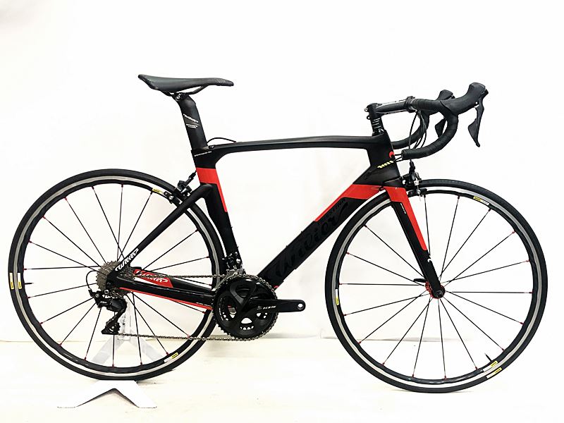 自転車基本情報 商品名 ウィリエール Wilier チェントウノ エアー CENTO1 AIR 105 2019年 カーボンロードバイク Mサイズ ブラック自転車種ロードバイク年式2019年参考価格-フレーム素材カーボンメーカーサイズMサイズ適正身長175~180cm(あくまで目安です)ヘッドチューブ140mm（実寸）シートチューブ505mm（C-T実寸）トップチューブ545mm（C-C実寸）重量7.85kgクランクSHIMANO 105 R7000/170mm変速レバーSHIMANO 105 R7000/2x11速フロントディレイラーSHIMANO 105 R7000リアディレイラーSHIMANO 105 R7000スプロケットSHIMANO 105 R7000ブレーキキャリパーSHIMANO 105 R7000ホイールMAVIC KSYRIUM ELITE/700x25CステムRITCHEY COMP/110mmハンドルRITCHEY LOGIC CURVE/400mmシートポストRITCHEYサドルPROLOGO SCRATCH状態レベル中古：C（使用感あり/キズ、ヨゴレあり）状態説明こちらの自転車は以下の確認を行っております。変速：正常に動作します。ブレーキ：正常に動作します。タイヤ：パンクはしておりませんがタイヤにひび割れなど劣化があります。ホイールに走行に支障ない程度のフレが少々あります。フレーム、その他外観リアエンド、チェーンステーにチェーン落ちによる傷、塗装ハゲがあります。フォーク、ステー、シートチューブ、STIレバー、クランク、リアディレイラー、サドルに傷、スレ、塗装ハゲ等の傷みがあります。その他フレームやパーツに傷や擦れ傷、汚れがあり、通常の使用感が感じられる車体です。上記以外の確認とメンテナンスは行っておりません。 付属品：ペダルは付属いたしません。別途ご用意下さい。画像に無いキズや汚れもございます。※出品後に店頭にて展示しておりますので展示キズがございます。※ペダルなどの付属品に関しては写真に写っているものですべてとなりますのでご了承ください。商品説明-メーカーWilier (ウィリエール)モデル名CENTO1 AIR 105 2019 (チェントウノ エアー)商品コードcpt-2401160902-bi-037600131発送元本商品は、「サイクルパラダイス東京　ネット店」より発送いたします。【重要なご案内】ご購入前に必ずお読みください。本商品は通販・配送専用商品です。店頭お渡しができないお品となります。ご質問は、「商品についてのお問い合わせ」欄よりお送りくださいませ。お電話やメールなどで直接頂いたお問い合わせはご返信ができません。また、ご質問の内容によってはご返答できない場合がございます。予めご了承下さい。ご購入後48時間以内のお支払いお手続きをお願いしております。(期限を過ぎますとキャンセルとさせて頂きます。)