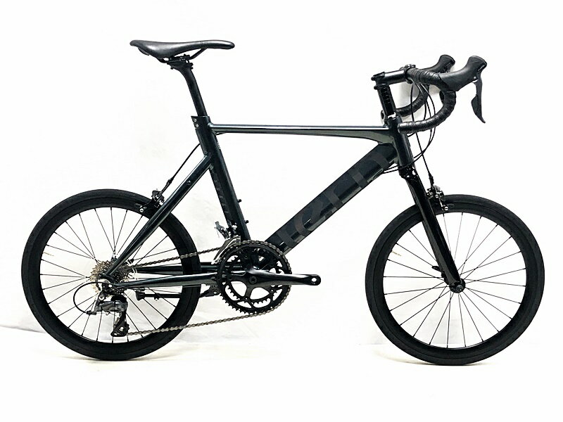 自転車基本情報 商品名 美品 ターン Tern サージュ SERGE 2022年 CLARIS ミニベロ 小径車 470サイズ グリーンガンメタル自転車種ミニベロ・小径車年式2022年参考価格-フレーム素材アルミメーカーサイズ470サイズ適正身長160~170cm(メーカー推奨)ヘッドチューブ130mm（実寸）シートチューブ470mm（C-T実寸）トップチューブ535mm（C-C実寸）重量10.04kgクランク170mm変速レバーSHIMANO CLARIS R2000/2×8速フロントディレイラーSHIMANO CLARISリアディレイラーSHIMANO CLARISスプロケットSHIMANO/8速ブレーキキャリパーキャリパーブレーキホイール20×1-1/8ステム80mmハンドル380mmシートポスト-サドル-状態レベル中古：B（使用感少な目/小キズ、ヨゴレ少々）状態説明こちらの自転車は以下の確認を行っております。変速：正常に動作します。ブレーキ：正常に動作します。タイヤ：パンクはしておりません。ホイールに走行に支障ない程度の振れが少々見られます。フレーム、その他外観：フレームのBB周りやチェーンステーに傷があります。変速レバーに傷あり、リアディレイラーに小傷があります。その他フレームやパーツに小傷や擦れ傷、汚れはありますが、走行感の少ない美品車体です。上記以外の確認とメンテナンスは行っておりません。 付属品：センタースタンドが付属しています。ペダルは付属いたしません。別途ご用意下さい。画像に無いキズや汚れもございます。※出品後に店頭にて展示しておりますので展示キズがございます。※ペダルなどの付属品に関しては写真に写っているものですべてとなりますのでご了承ください。商品説明-メーカーTern (ターン)モデル名SERGE (サージュ)商品コードcpt-2401199102-bi-037600155発送元本商品は、「サイクルパラダイス東京　ネット店」より発送いたします。【重要なご案内】ご購入前に必ずお読みください。本商品は通販・配送専用商品です。店頭お渡しができないお品となります。ご質問は、「商品についてのお問い合わせ」欄よりお送りくださいませ。お電話やメールなどで直接頂いたお問い合わせはご返信ができません。また、ご質問の内容によってはご返答できない場合がございます。予めご了承下さい。ご購入後48時間以内のお支払いお手続きをお願いしております。(期限を過ぎますとキャンセルとさせて頂きます。)