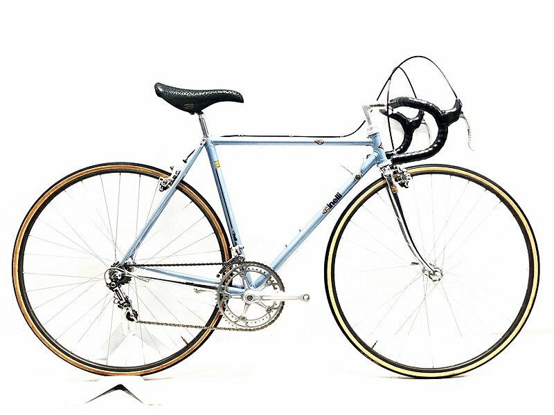 自転車基本情報 商品名 ジャンク チネリ CINELLI スーパーコルサ SUPERCORSA 再塗装フレーム CAMPAGNOLO クロモリ ロードバイク ブルー自転車種ロードバイク年式-参考価格-フレーム素材クロモリメーカーサイズ-適正身長160~170mm(あくまで目安です)ヘッドチューブ90mm（実寸）シートチューブ505mm（C-T実寸）トップチューブ515mm（C-C実寸）重量8.88kgクランクCAMPAGNOLO STRADA/52-42T/170mm変速レバーCAMPAGNOLO/2×6速フロントディレイラーCAMPAGNOLOリアディレイラーCAMPAGNOLOスプロケット6速ブレーキキャリパーCAMPAGNOLOホイールハブ:CAMPAGNOLO RECORD、リム:NISI/23-28チューブラーステムCINELLI/90mmハンドルCINELLI/420mmシートポストCAMPAGNOLOサドルSAN MARCO CONCOR SUPERCORSA状態レベル中古：J（ジャンク品）状態説明こちらの自転車は以下の確認を行っております。変速：リア変速が、プーリーの減りが強く正常に動作しません。チェーンが短くカットされており、交換が必要です。ブレーキ：動作します。右ブレーキレバーが後輪動作、左ブレーキレバーが前輪動作の海外仕様で組まれていますタイヤ：パンクはしておりません。ホイールに1mm前後のフレがあります。フレーム、その他外観：ジャンクの理由は、フレームエンド右のチェーン引き調整ボルトが折れており、左側は曲がりが見られます。併せてフレームが再塗装されており、部分的に青い塗装の下に黄色い塗装面が見られており、ヘッドチューブ周りの欠けやBB周りのチェーン落ち傷など塗装下の状態が不明の為、ジャンク品の現状お渡し車体となります。併せて、右クランクアームのペダル取り付けネジ部分に削れが見られる為、ジャンク品の現状お渡しとなります。ブレーキレバーやクランク、リアディレイラーに削れ傷があります。ブレーキ本体やフロントディレイラー、各種ボルト類に錆があります。サドルレールに白錆あり、変速れ用のWレバーが青色に塗られています。シートピンの工具挿入口にごじった跡があり、ナメかけています。車体付属のシートポストはカットありです(シートポストのレール部分から下まで実測で155mm)。その他フレームやパーツに傷や擦れ傷、汚れや錆があり、使用感が感じられる車体です。上記以外の確認とメンテナンスは行っておりません。 付属品：ペダルは付属いたしません。別途ご用意下さい。画像に無いキズや汚れもございます。※出品後に店頭にて展示しておりますので展示キズがございます。※ペダルなどの付属品に関しては写真に写っているものですべてとなりますのでご了承ください。商品説明-メーカーCINELLI (チネリ)モデル名SUPERCORSA 再塗装フレーム (スーパーコルサ)商品コードcpt-2403189103-bi-037600166発送元本商品は、「サイクルパラダイス東京　ネット店」より発送いたします。【重要なご案内】ご購入前に必ずお読みください。本商品は通販・配送専用商品です。店頭お渡しができないお品となります。ご質問は、「商品についてのお問い合わせ」欄よりお送りくださいませ。お電話やメールなどで直接頂いたお問い合わせはご返信ができません。また、ご質問の内容によってはご返答できない場合がございます。予めご了承下さい。ご購入後48時間以内のお支払いお手続きをお願いしております。(期限を過ぎますとキャンセルとさせて頂きます。)