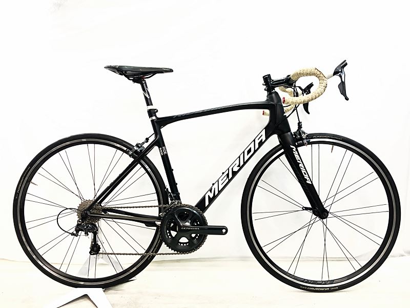 自転車基本情報 商品名 メリダ MERIDA ライド RIDE 5000 ULTEGRA 6800 2016年 カーボンロードバイク 52サイズ ブラック自転車種ロードバイク年式2016年参考価格-フレーム素材カーボンメーカーサイズ52サイズ適正身長170~180cm(あくまで目安です)ヘッドチューブ170mm（実寸）シートチューブ535mm（C-T実寸）トップチューブ530mm（C-C実寸）重量7.96kgクランクSHIMANO ULTEGRA 6800/170mm変速レバーULTEGRA 6800/2x11速フロントディレイラーULTEGRA 6800リアディレイラーULTEGRA 6800スプロケットULTEGRA 6800ブレーキキャリパーULTEGRA 6800ホイールMERIDA EXPERT/700x25CステムRITCHEY COMP/90mmハンドルFSA GOSSAMER/420mmシートポストMERIDA PROサドルFizik ARIONE状態レベル中古：C（使用感あり/キズ、ヨゴレあり）状態説明こちらの自転車は以下の確認を行っております。変速：正常に動作します。ブレーキ：正常に動作します。タイヤ：パンクはしておりません。ホイールに走行に支障ない程度のフレが少々あります。フレーム、その他外観：チェーンステー、STIレバー、クランク、リアディレイラーにキズ、スレがあり、サドル、バーテープ、ブラケットカバーは破れ、汚れ、変色が見られます。その他フレームやパーツに傷や擦れ傷、小サビ、汚れがあり、通常の使用感が感じられる車体です。上記以外の確認とメンテナンスは行っておりません。 付属品：ペダルは付属いたしません。別途ご用意下さい。画像に無いキズや汚れもございます。※出品後に店頭にて展示しておりますので展示キズがございます。※ペダルなどの付属品に関しては写真に写っているものですべてとなりますのでご了承ください。商品説明-メーカーMERIDA (メリダ)モデル名RIDE 5000 (ライド)商品コードcpt-2403230905-bi-037600705発送元本商品は、「サイクルパラダイス東京　ネット店」より発送いたします。【重要なご案内】ご購入前に必ずお読みください。本商品は通販・配送専用商品です。店頭お渡しができないお品となります。ご質問は、「商品についてのお問い合わせ」欄よりお送りくださいませ。お電話やメールなどで直接頂いたお問い合わせはご返信ができません。また、ご質問の内容によってはご返答できない場合がございます。予めご了承下さい。ご購入後48時間以内のお支払いお手続きをお願いしております。(期限を過ぎますとキャンセルとさせて頂きます。)