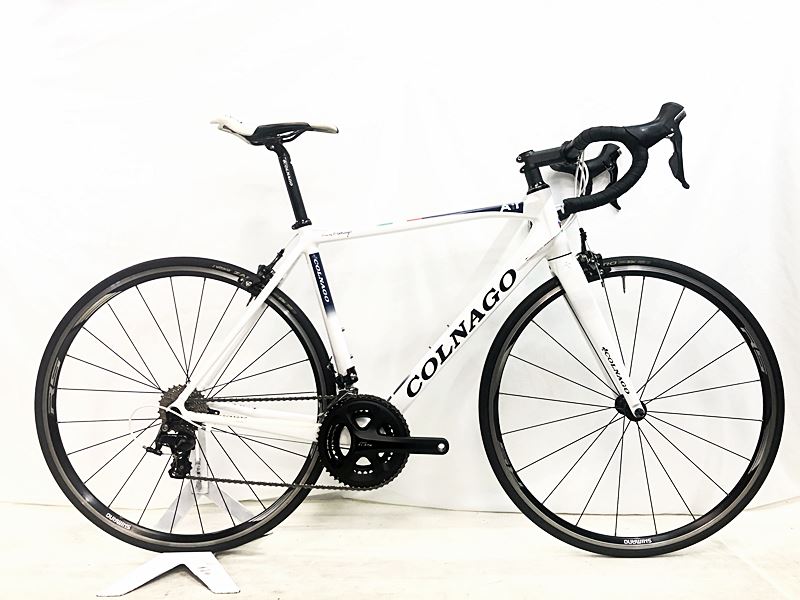 自転車基本情報 商品名 コルナゴ COLNAGO A1-r 105 5800 2018年 カーボンロードバイク 490Sサイズ ホワイト自転車種ロードバイク年式2018年参考価格-フレーム素材アルミメーカーサイズ490Sサイズ適正身長165~175cm(あくまで目安です)ヘッドチューブ150mm（実寸）シートチューブ510mm（C-T実寸）トップチューブ530mm（C-C実寸）重量8.76kgクランク105 5800/170mm変速レバー105 5800/2x11速フロントディレイラー105 5800リアディレイラー105 5800スプロケット105 5800ブレーキキャリパーCOLNAGOホイールSHIMANO RS010/700x23Cステム90mmハンドル400mmシートポストCOLNAGOサドルSelle ITALIA COLNAGO Q-bik状態レベル中古：C（使用感あり/キズ、ヨゴレあり）状態説明こちらの自転車は以下の確認を行っております。変速：正常に動作します。ブレーキ：正常に動作します。タイヤ：パンクはしておりませんがタイヤにひび割れなど劣化があります。ホイールに走行に支障ない程度のフレが1mm前後あります。フレーム、その他外観：BB右側にチェーン落ちキズがあります。フォーク、トップチューブ、ダウンチューブ、ステー、STIレバー、クランク、リアディレイラー、ハンドルにキズ、スレがあり、サドルには汚れ、スレが見られます。その他フレームやパーツに傷や擦れ傷、汚れがあり、通常の使用感が感じられる車体です。上記以外の確認とメンテナンスは行っておりません。 付属品：ペダルは付属いたしません。別途ご用意下さい。画像に無いキズや汚れもございます。※出品後に店頭にて展示しておりますので展示キズがございます。※ペダルなどの付属品に関しては写真に写っているものですべてとなりますのでご了承ください。商品説明-メーカーCOLNAGO (コルナゴ)モデル名A1-r (A1-r)商品コードcpt-2404260904-bi-037600630発送元本商品は、「サイクルパラダイス東京　ネット店」より発送いたします。【重要なご案内】ご購入前に必ずお読みください。本商品は通販・配送専用商品です。店頭お渡しができないお品となります。ご質問は、「商品についてのお問い合わせ」欄よりお送りくださいませ。お電話やメールなどで直接頂いたお問い合わせはご返信ができません。また、ご質問の内容によってはご返答できない場合がございます。予めご了承下さい。ご購入後48時間以内のお支払いお手続きをお願いしております。(期限を過ぎますとキャンセルとさせて頂きます。)