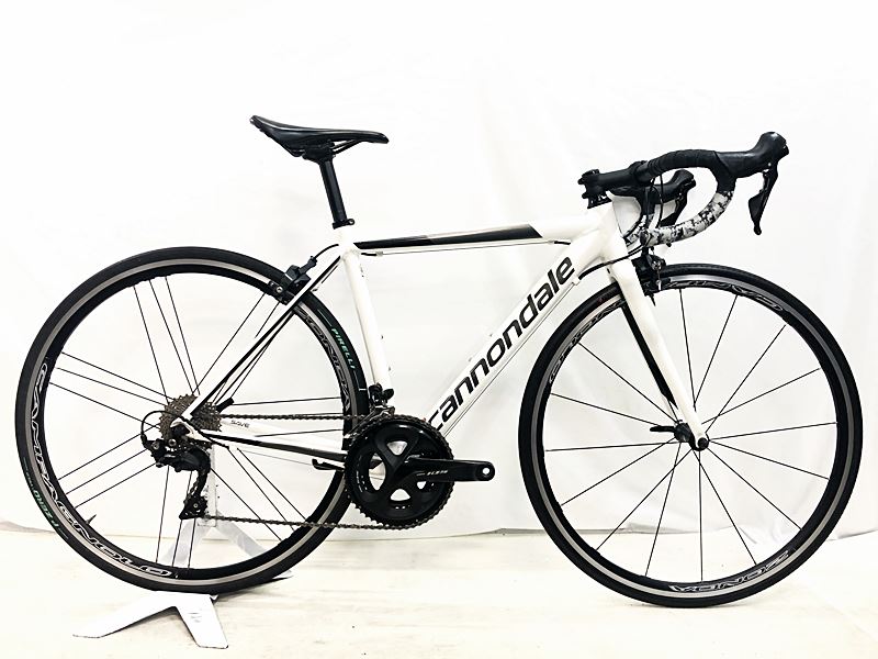 自転車基本情報 商品名 キャノンデール CANNONDALE キャドオプティモ CAAD OPTIMO 105/ULTEGRA MIX 2019年 ロードバイク 48サイズ ホワイト自転車種ロードバイク年式2019年参考価格-フレーム素材アルミメーカーサイズ48サイズ適正身長160~170cm(あくまで目安です)ヘッドチューブ110mm（実寸）シートチューブ490mm（C-T実寸）トップチューブ500mm（C-C実寸）重量8.19kgクランク105 R7000/165mm変速レバー105 R7000/2x11速フロントディレイラー105 R7000リアディレイラー105 R7000スプロケットSHIMANOブレーキキャリパーULTEGRA R8000ホイールCAMPAGNOLO ZONDA/700x25Cステム90mmハンドルCANNONDALE C4/400mmシートポストCANNONDALEサドルSPECIALIZED Ronin EVO状態レベル中古：D（強い使用感あり/目立つキズ、ヨゴレ、サビなど）状態説明こちらの自転車は以下の確認を行っております。変速：正常に動作します。ブレーキ：正常に動作します。リムに減りが見られます。タイヤ：パンクはしておりませんがタイヤにひび割れなど劣化があります。フレーム、その他外観：チェーンステーにチェーン落ちによるキズ、塗装ハゲがあります。フォーク、フレーム各部、STIレバー、クランク、リアディレイラーにキズ、スレ、塗装ハゲがあり、サドル、バーテープには汚れ、破れが見られます。その他フレームやパーツに傷や擦れ傷、削れ、汚れや錆があり、強い使用感が感じられる車体です。上記以外の確認とメンテナンスは行っておりません。 付属品：ペダルは付属いたしません。別途ご用意下さい。画像に無いキズや汚れもございます。※出品後に店頭にて展示しておりますので展示キズがございます。※ペダルなどの付属品に関しては写真に写っているものですべてとなりますのでご了承ください。商品説明-メーカーCANNONDALE (キャノンデール)モデル名CAAD OPTIMO (キャドオプティモ)商品コードcpt-2404290908-bi-037601959発送元本商品は、「サイクルパラダイス東京　ネット店」より発送いたします。【重要なご案内】ご購入前に必ずお読みください。本商品は通販・配送専用商品です。店頭お渡しができないお品となります。ご質問は、「商品についてのお問い合わせ」欄よりお送りくださいませ。お電話やメールなどで直接頂いたお問い合わせはご返信ができません。また、ご質問の内容によってはご返答できない場合がございます。予めご了承下さい。ご購入後48時間以内のお支払いお手続きをお願いしております。(期限を過ぎますとキャンセルとさせて頂きます。)