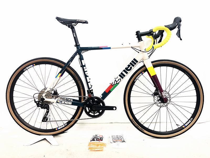 自転車基本情報 商品名 未走行品 チネリ CINELLI ジデコ ZYDECO GRX RX400 油圧DISCブレーキ 2023-24年 グラベルロード ロードバイク 56サイズ マディドライ ☆自転車種ロードバイク年式2023-2024年継続モデル参考価格440,000円フレーム素材アルミメーカーサイズ56サイズ適正身長175~185cm(あくまで目安です)ヘッドチューブ160mm（実寸）シートチューブ565mm（C-T実寸）トップチューブ555mm（C-C実寸）重量10.67kgクランクFSA OMEGA/172.5mm変速レバーSHIMANO RX400/2x10速フロントディレイラーRX400リアディレイラーRX400スプロケットSHIMANO HG500-10ブレーキキャリパーRX400/油圧DISCホイールCinelli/700x37CステムCinelli/110mmハンドルCinelli480mmシートポストCinelliサドルCinelli Selle sanmarco RND状態レベル中古：S（ほぼ新品・新古未使用品）状態説明こちらの自転車は以下の確認を行っております。変速：正常に動作します。ブレーキ：正常に動作します。タイヤ：未走行品でパンクはしておりません。フレーム、その他外観：フレームやパーツに保管に伴う小傷や擦れ傷、薄い汚れ程度はありますが、未走行の超美品車体です。上記以外の確認とメンテナンスは行っておりません。 付属品：小物類、説明書が付属します。ペダルは付属いたしません。別途ご用意下さい。画像に無いキズや汚れもございます。※出品後に店頭にて展示しておりますので展示キズがございます。※ペダルなどの付属品に関しては写真に写っているものですべてとなりますのでご了承ください。商品説明-メーカーCINELLI (チネリ)モデル名ZYDECO (ジデコ)商品コードcpt-2405060903-bi-037600177発送元本商品は、「サイクルパラダイス東京　ネット店」より発送いたします。【重要なご案内】ご購入前に必ずお読みください。本商品は通販・配送専用商品です。店頭での商品確認や店頭お渡しができないお品となります。ご質問は、「商品についてのお問い合わせ」欄よりお送りくださいませ。お電話やメールなどで直接頂いたお問い合わせはご返信ができません。また、ご質問の内容によってはご返答できない場合がございます。予めご了承下さい。ご購入後48時間以内のお支払いお手続きをお願いしております。(期限を過ぎますとキャンセルとさせて頂きます。)