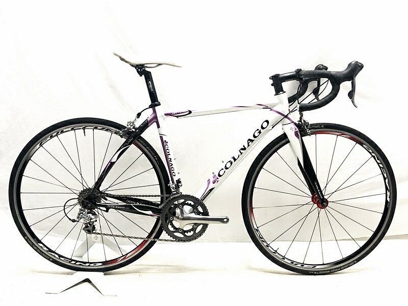 自転車基本情報 商品名 コルナゴ COLNAGO アルテ ARTE 2.0 105 2010年 ロードバイク 480Sサイズ ホワイト自転車種ロードバイク年式2010年参考価格-フレーム素材アルミメーカーサイズ480Sサイズ適正身長165~175cm(あくまで目安です)ヘッドチューブ125mm（実寸）シートチューブ500mm（C-T実寸）トップチューブ520mm（C-C実寸）重量8.73kgクランクSHIMANO 105 5600/170mm変速レバーSHIMANO 105 5600/2×10速フロントディレイラーSHIMANO 105リアディレイラーSHIMANO 105スプロケットSHIMANO 105ブレーキキャリパーSHIMANO 105ホイールFULCRUM RACING 7/700×23CステムFSA OS150/100mmハンドルFSA WING COMPACT/400mmシートポストFSA SL-280サドルCOLNAGO Z5状態レベル中古：D（強い使用感あり/目立つキズ、ヨゴレ、サビなど）状態説明こちらの自転車は以下の確認を行っております。変速：正常に動作します。ブレーキ：正常に動作します。タイヤ：パンクはしておりませんがタイヤにひび割れなど劣化があり、交換推奨となります。フレーム、その他外観：バーテープは新品に交換済みです。ブラケットカバーは加水分解等の劣化があり、交換推奨となります。フォーク、フレーム各部、STIレバー、クランク、リアディレイラー、ステムにキズ、スレハゲ等の傷みがあります。サドルには破れ、スレ傷、汚れが見られます。ステム、ブレーキキャリパー等の各ボルトや、サドルレール、インナーワイヤーにサビが見られます。その他フレームやパーツに傷や擦れ傷、汚れや錆があり、強い使用感が感じられる車体です。上記以外の確認とメンテナンスは行っておりません。 付属品：ペダルは付属いたしません。別途ご用意下さい。画像に無いキズや汚れもございます。※出品後に店頭にて展示しておりますので展示キズがございます。※ペダルなどの付属品に関しては写真に写っているものですべてとなりますのでご了承ください。商品説明-メーカーCOLNAGO (コルナゴ)モデル名ARTE 2.0 (アルテ)商品コードcpt-2405200908-bi-037600635発送元本商品は、「サイクルパラダイス東京　ネット店」より発送いたします。【重要なご案内】ご購入前に必ずお読みください。本商品は通販・配送専用商品です。店頭お渡しができないお品となります。ご質問は、「商品についてのお問い合わせ」欄よりお送りくださいませ。お電話やメールなどで直接頂いたお問い合わせはご返信ができません。また、ご質問の内容によってはご返答できない場合がございます。予めご了承下さい。ご購入後48時間以内のお支払いお手続きをお願いしております。(期限を過ぎますとキャンセルとさせて頂きます。)