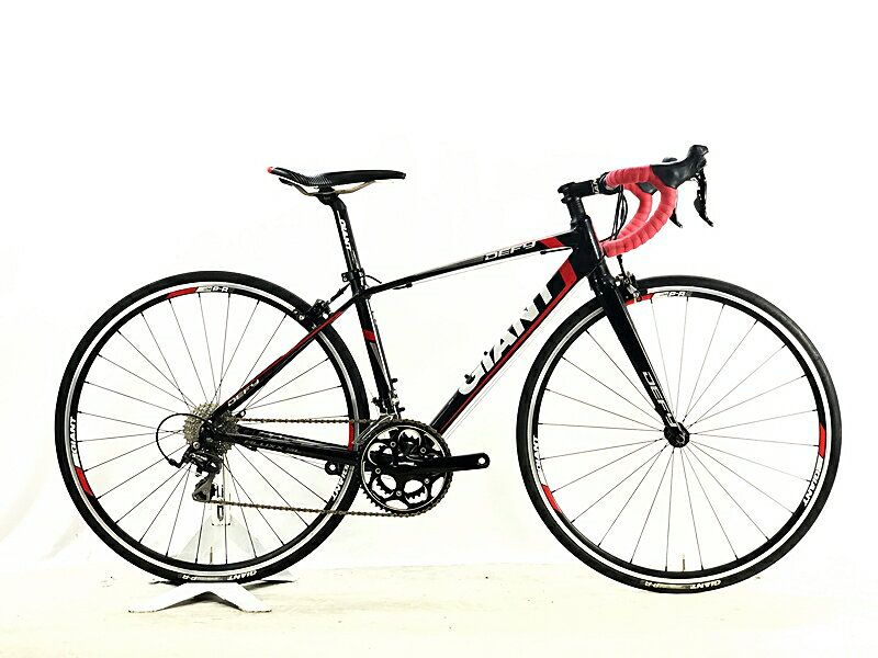 自転車基本情報 商品名 ジャイアント GIANT デファイ DEFY 1 105 2014年 ロードバイク XSサイズ ブラック自転車種ロードバイク年式2014年参考価格-フレーム素材アルミメーカーサイズXSサイズ適正身長155~165cm(あくまで目安です)ヘッドチューブ125mm（実寸）シートチューブ430mm（C-T実寸）トップチューブ490mm（C-C実寸）重量8.75kgクランクSHIMANO R565/165mm変速レバーSHIMANO 105 5700/2X10速フロントディレイラーSHIMANO 105 5700リアディレイラーSHIMANO 105 5700スプロケットSHIMANO 105 5701ブレーキキャリパー-ホイールGIANT/700X25CステムGIANT/90mmハンドルGIANT/400mmシートポストGIANTサドルGIANT状態レベル中古：D（強い使用感あり/目立つキズ、ヨゴレ、サビなど）状態説明こちらの自転車は以下の確認を行っております。変速：正常に動作します。ブレーキ：正常に動作します。タイヤ：パンクはしておりません。ホイールにフレが1mmあります。フレーム、その他外観：フォーク、ダウンチューブ、チェーンステー、シートステー、STIレバー、クランク、フロントディレイラー、リアディレイラー、シートポストにキズがあります。全体的に汚れがあります。その他フレームやパーツに傷や擦れ傷、汚れや錆があり、強い使用感が感じられる車体です。上記以外の確認とメンテナンスは行っておりません。 付属品：ペダルは付属いたしません。別途ご用意下さい。画像に無いキズや汚れもございます。※ペダルなどの付属品に関しては写真に写っているものですべてとなりますのでご了承ください。商品説明-メーカーGIANT (ジャイアント)モデル名DEFY 1 (デファイ)商品コードcpt-2607231306-bi-037601812発送元本商品は、「サイクルパラダイス東京　ネット店」より発送いたします。【重要なご案内】ご購入前に必ずお読みください。本商品は通販・配送専用商品です。店頭での商品確認や店頭お渡しができないお品となります。ご質問は、「商品についてのお問い合わせ」欄よりお送りくださいませ。お電話やメールなどで直接頂いたお問い合わせはご返信ができません。また、ご質問の内容によってはご返答できない場合がございます。予めご了承下さい。ご購入後48時間以内のお支払いお手続きをお願いしております。(期限を過ぎますとキャンセルとさせて頂きます。)