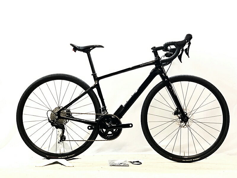 自転車基本情報 商品名 未走行品 キャノンデール CANNONDALE SYNAPSE CARBON 3L 105 ショートリーチ 油圧DISC 2024 カーボン 51サイズ ブラック ☆自転車種ロードバイク年式2024年参考価格-フレーム素材カーボンメーカーサイズ51サイズ適正身長165~175cm(メーカー推奨)ヘッドチューブ130mm（実寸）シートチューブ445mm（C-T実寸）トップチューブ520mm（C-C実寸）重量9.66kgクランクSHIMANO RS510/170mm変速レバーSHIMANO 105 R7025/2X11速フロントディレイラーSHIMANO 105 R7000リアディレイラーSHIMANO 105 R7000スプロケットSHIMANO HG700ブレーキキャリパーSHIMANO 105 R7070/油圧DISCホイール純正/700X30CステムCannondale/90mmハンドルCannondale/410mmシートポストCannondaleサドルFizik ALIANTE状態レベル中古：S（ほぼ新品・新古未使用品）状態説明こちらの自転車は以下の確認を行っております。変速：正常に動作します。ブレーキ：正常に動作します。タイヤ：パンクはしておりません。フレーム、その他外観：フレーム、パーツの一部にスレキズがあります。その他フレームやパーツに保管に伴う小傷や擦れ傷、薄い汚れ程度はありますが、未走行の超美品車体です。スマートセンス動作確認済みです。上記以外の確認とメンテナンスは行っておりません。 付属品：スマートセンス充電コード(タイプC)、その他小物が付属します。ペダルは付属いたしません。別途ご用意下さい。画像に無いキズや汚れもございます。※ペダルなどの付属品に関しては写真に写っているものですべてとなりますのでご了承ください。商品説明-メーカーCANNONDALE (キャノンデール)モデル名SYNAPSE CARBON 3L (シナプス カーボン)商品コードcpt-2607301304-bi-037600538発送元本商品は、「サイクルパラダイス東京　ネット店」より発送いたします。【重要なご案内】ご購入前に必ずお読みください。本商品は通販・配送専用商品です。店頭での商品確認や店頭お渡しができないお品となります。ご質問は、「商品についてのお問い合わせ」欄よりお送りくださいませ。お電話やメールなどで直接頂いたお問い合わせはご返信ができません。また、ご質問の内容によってはご返答できない場合がございます。予めご了承下さい。ご購入後48時間以内のお支払いお手続きをお願いしております。(期限を過ぎますとキャンセルとさせて頂きます。)