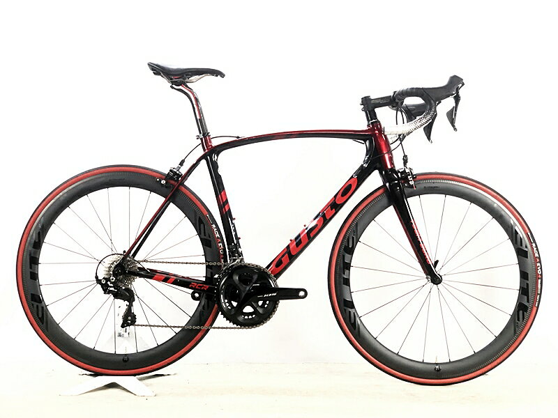自転車基本情報 商品名 美品 グスト GUSTO RCR TEAM DURO EVO 105 ホイールカスタム 2021年 カーボンロードバイク Lサイズ ラヴァレッド自転車種ロードバイク年式2021年参考価格-フレーム素材カーボンメーカーサイズLサイズ適正身長175~185cm(メーカー推奨)ヘッドチューブ150mm（実寸）シートチューブ530mm（C-T実寸）トップチューブ540mm（C-C実寸）重量7.98kgクランクSHIMANO 105 R7000/172.5mm変速レバーSHIMANO 105 R7000/2X11速フロントディレイラーSHIMANO 105 R7000リアディレイラーSHIMANO 105 R7000スプロケットSHIMANO 105 R7000ブレーキキャリパーF:DURA-ACE R9100 R:SHIMANO 105 R7000ホイールELITEWHEELS 50 CARBON/700X25CステムFSA/100mmハンドルFSA/420mmシートポストFSAサドルTNI状態レベル中古：B（使用感少な目/小キズ、ヨゴレ少々）状態説明こちらの自転車は以下の確認を行っております。変速：正常に動作します。ブレーキ：正常に動作します。タイヤ：パンクはしておりません。フレーム、その他外観：トップチューブ、右チェーンステー、クランク、リアディレイラー、STIレバー、ホイール、シートポスト、クイックレバーにキズがあります。その他フレームやパーツにスレキズや薄い汚れはありますが、全体的に使用感の少ない美品車体です。上記以外の確認とメンテナンスは行っておりません。 付属品：ペダルは付属いたしません。別途ご用意下さい。画像に無いキズや汚れもございます。※ペダルなどの付属品に関しては写真に写っているものですべてとなりますのでご了承ください。商品説明-メーカーGUSTO (グスト)モデル名RCR TEAM DURO EVO (RCRチームデューロスエボ)商品コードcpt-2608071705-bi-037606064発送元本商品は、「サイクルパラダイス東京　ネット店」より発送いたします。【重要なご案内】ご購入前に必ずお読みください。本商品は通販・配送専用商品です。店頭での商品確認や店頭お渡しができないお品となります。ご質問は、「商品についてのお問い合わせ」欄よりお送りくださいませ。お電話やメールなどで直接頂いたお問い合わせはご返信ができません。また、ご質問の内容によってはご返答できない場合がございます。予めご了承下さい。ご購入後48時間以内のお支払いお手続きをお願いしております。(期限を過ぎますとキャンセルとさせて頂きます。)