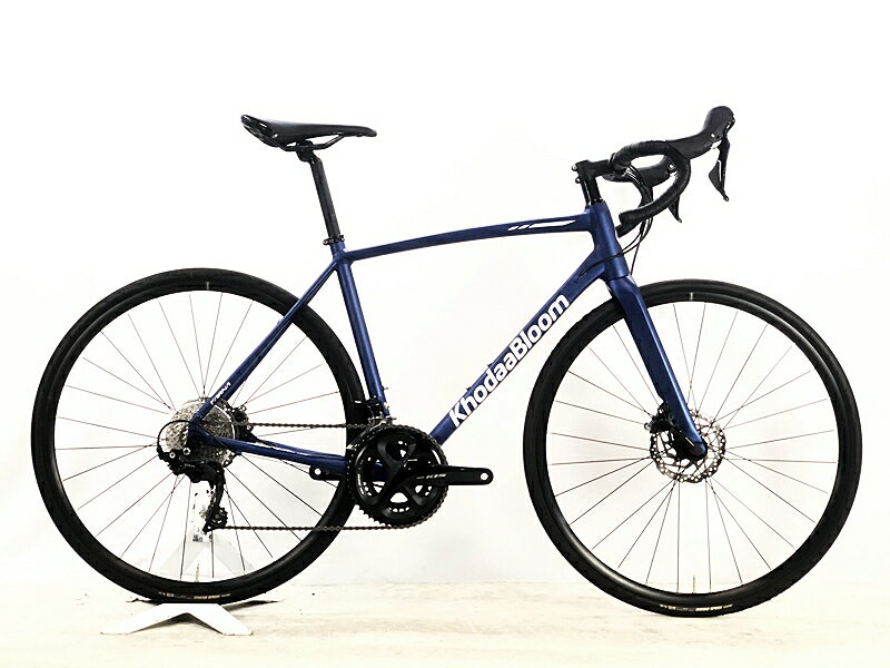 自転車基本情報 商品名 コーダーブルーム KHODAA BLOOM ファーナ FARNA DISC 105 2024年 ロードバイク 500サイズ マットブルー自転車種ロードバイク年式2024年参考価格-フレーム素材アルミメーカーサイズ500サイズ適正身長170~190cm(メーカー推奨)ヘッドチューブ155mm（実寸）シートチューブ500mm（C-T実寸）トップチューブ535mm（C-C実寸）重量9.02kgクランクSHIMANO 105 R7000/変速レバーSHIMANO 105 R7020/2X11速フロントディレイラーSHIMANO 105 R7000リアディレイラーSHIMANO 105 R7000スプロケットSHIMANO 105 R7000ブレーキキャリパーSHIMANO 105 R7070/油圧DISCホイールKHODAA BLOOM/700X25Cステム純正/70mmハンドル純正/420mmシートポスト純正サドルKHODAA BLOOM状態レベル中古：D（強い使用感あり/目立つキズ、ヨゴレ、サビなど）状態説明こちらの自転車は以下の確認を行っております。変速：正常に動作します。ブレーキ：正常に動作します。タイヤ：パンクはしておりません。ホイールに走行に支障ない程度のフレが1mm前後あります。フレーム、その他外観：右BB周り、右チェーンステー、右フレームエンドにチェーン落ちキズがあります。左右フレームエンド、右チェーンステー内側にタッチアップ跡があります。左右チェーンステー、左右シートステー、左右フレームエンド、トップチューブ、ダウンチューブ、STIレバー、クランク、リアディレイラー、ホイール、シートポスト、バーテープにキズがあります。その他フレームやパーツに傷や擦れ傷、汚れや錆があり、強い使用感が感じられる車体です。上記以外の確認とメンテナンスは行っておりません。 付属品：ペダルは付属いたしません。別途ご用意下さい。画像に無いキズや汚れもございます。※ペダルなどの付属品に関しては写真に写っているものですべてとなりますのでご了承ください。商品説明-メーカーKHODAA BLOOM (コーダーブルーム)モデル名FARNA DISC 105 (ファーナ)商品コードcpt-2608081704-bi-037600102発送元本商品は、「サイクルパラダイス東京　ネット店」より発送いたします。【重要なご案内】ご購入前に必ずお読みください。本商品は通販・配送専用商品です。店頭での商品確認や店頭お渡しができないお品となります。ご質問は、「商品についてのお問い合わせ」欄よりお送りくださいませ。お電話やメールなどで直接頂いたお問い合わせはご返信ができません。また、ご質問の内容によってはご返答できない場合がございます。予めご了承下さい。ご購入後48時間以内のお支払いお手続きをお願いしております。(期限を過ぎますとキャンセルとさせて頂きます。)