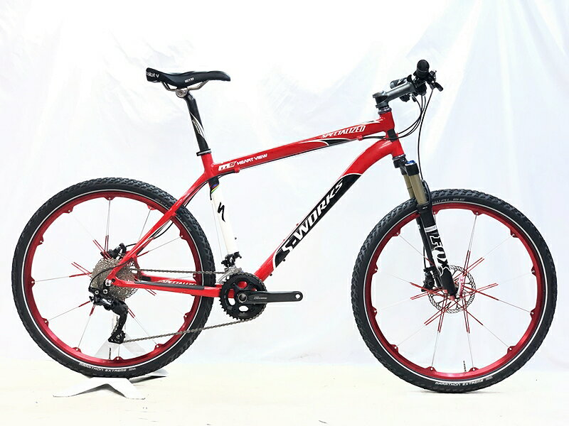 自転車基本情報 商品名 訳アリ スペシャライズド SPECIALIZED スタンプジャンパー SWORKS STUMPJUMPER HT 2009年 DEORE 26インチ マウンテンバイク レッド 自転車種マウンテンバイク年式2009年参考価格-フレーム素材アルミメーカーサイズサイズ適正身長175~185cm(あくまで目安です)ヘッドチューブ140mm（実寸）シートチューブ480mm（C-T実寸）トップチューブ595mm（C-C実寸）重量10.69kgクランクSHIMANO DEORE M6000/170mm変速レバーSHIMANO DEORE M6000/2X10速フロントディレイラーSHIMANO XT M785リアディレイラーSHIMANO DEORE M6000スプロケットSHIMANO HG50ブレーキキャリパーSHIMANO XT M785ホイールCRANKBROTHERS COBALT/26X2.0ステムCRANKBROTHERS COBALT/120mmハンドルCRANKBROTHERS COBALT/640mmシートポストSPECIALIZEDサドルWTB状態レベル中古：E（ジャンク/要メンテナンス、オーバーホール推奨。現状お渡し品）状態説明こちらの自転車は以下の確認を行っております。変速：正常に動作します。ブレーキ：正常に動作します。タイヤ：パンクはしておりません。ホイールに1mm程度の振れがあります。フレーム、その他外観：グリップが劣化しています。その他フォーク、フレーム、パーツ全般にキズやスレ、汚れや小サビがあります。なお、本商品は年数を経た未点検・未整備での販売車体となり、現状お渡しの訳あり品となります。点検・整備は行っておりませんので、修理必要箇所・修理可否・修理の場合の費用は不明です。年代物の車体の為、修理箇所によっては修理自体が出来ない場合もございます。上記以外の確認とメンテナンスは行っておりません。 付属品：ペダルは付属いたしません。別途ご用意下さい。画像に無いキズや汚れもございます。※出品後に店頭にて展示しておりますので展示キズがございます。※ペダルなどの付属品に関しては写真に写っているものですべてとなりますのでご了承ください。商品説明0メーカーSPECIALIZED (スペシャライズド)モデル名S-WORKS STUMPJUMPER HT (スタンプジャンパー)商品コードcpt-2608176802-bi-037600298発送元本商品は、「サイクルパラダイス東京　ネット店」より発送いたします。【重要なご案内】ご購入前に必ずお読みください。本商品は通販・配送専用商品です。店頭お渡しができないお品となります。ご質問は、「商品についてのお問い合わせ」欄よりお送りくださいませ。お電話やメールなどで直接頂いたお問い合わせはご返信ができません。また、ご質問の内容によってはご返答できない場合がございます。予めご了承下さい。ご購入後48時間以内のお支払いお手続きをお願いしております。(期限を過ぎますとキャンセルとさせて頂きます。)